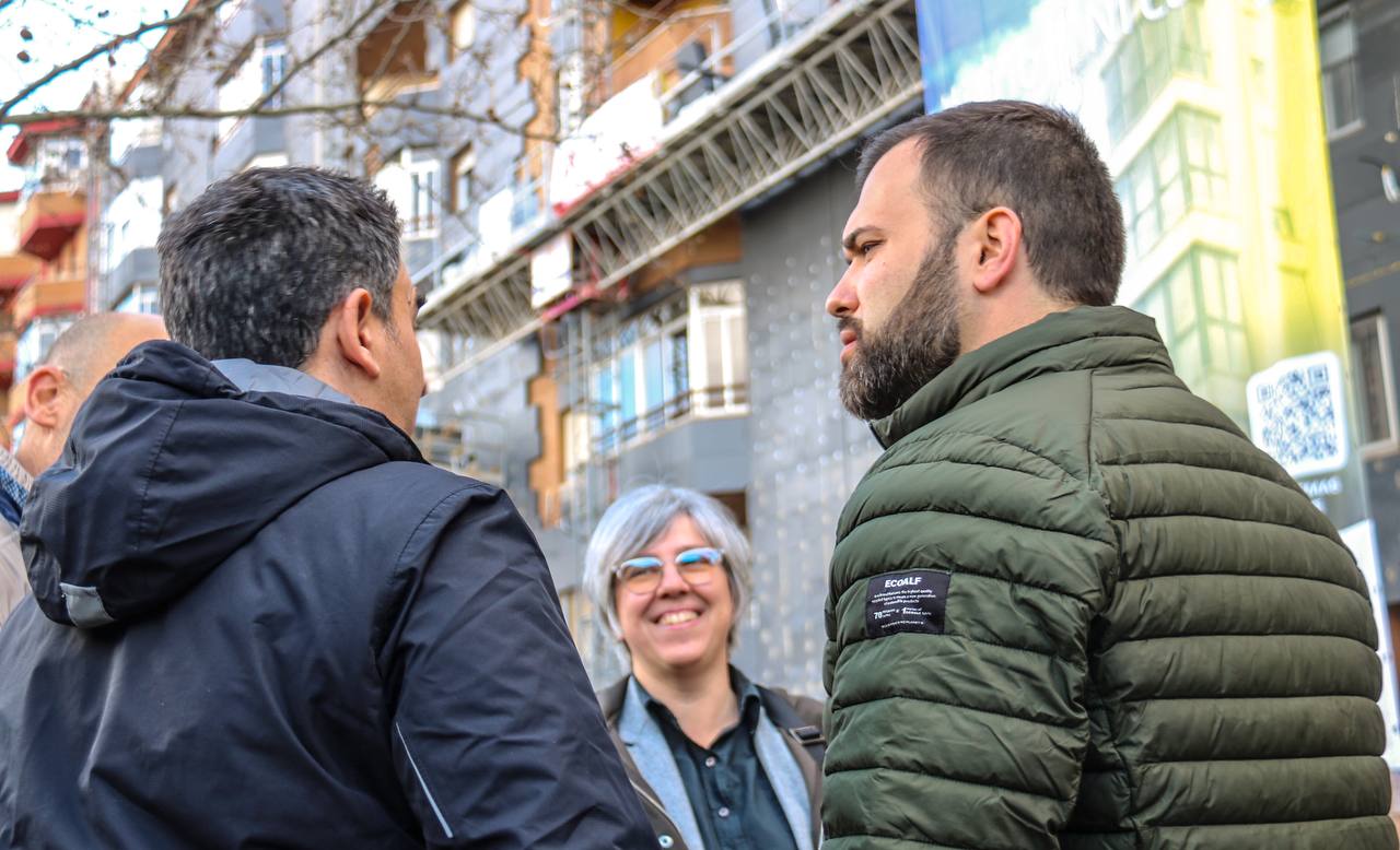 consejera movilidad visita viviendas en cáceres que acometen rehabilitación energética 5