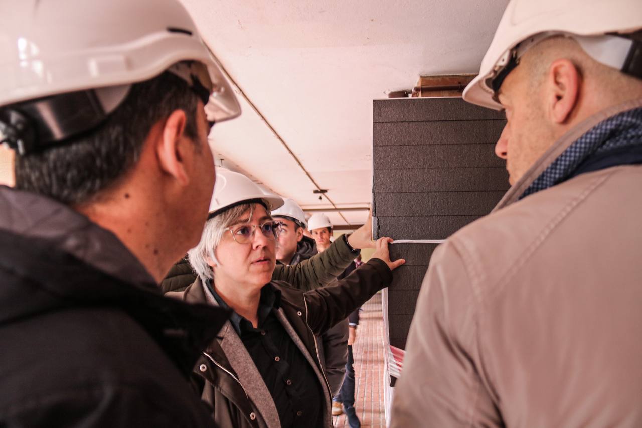 consejera movilidad visita viviendas en cáceres que acometen rehabilitación energética 1