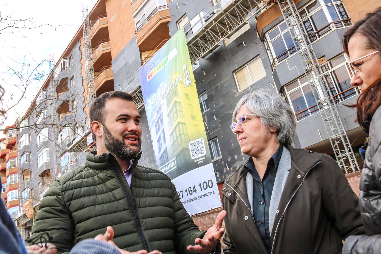 consejera movilidad visita viviendas en cáceres que acometen rehabilitación energética 3