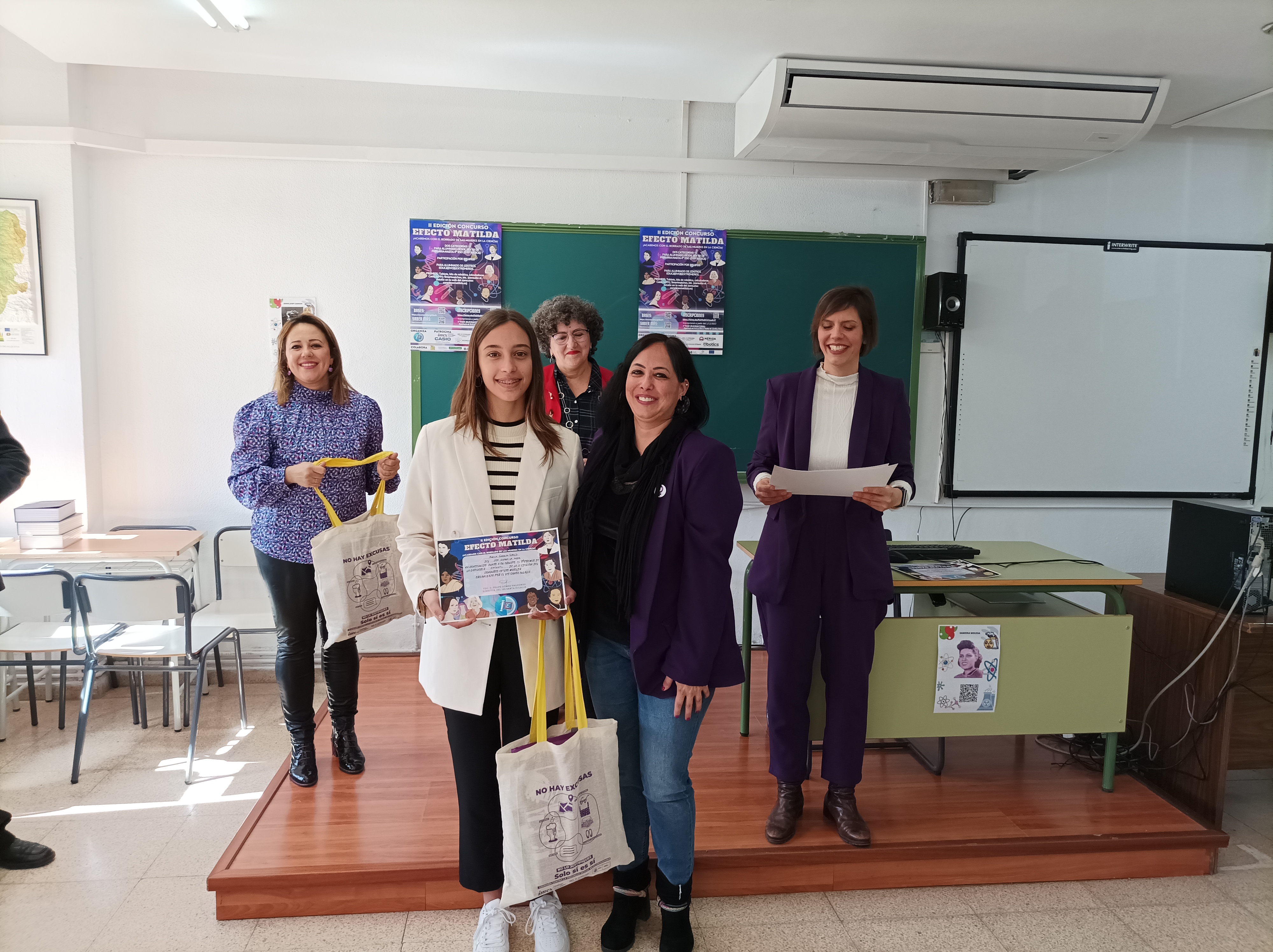 Foto de la directora general del IMEX con una de las participantes