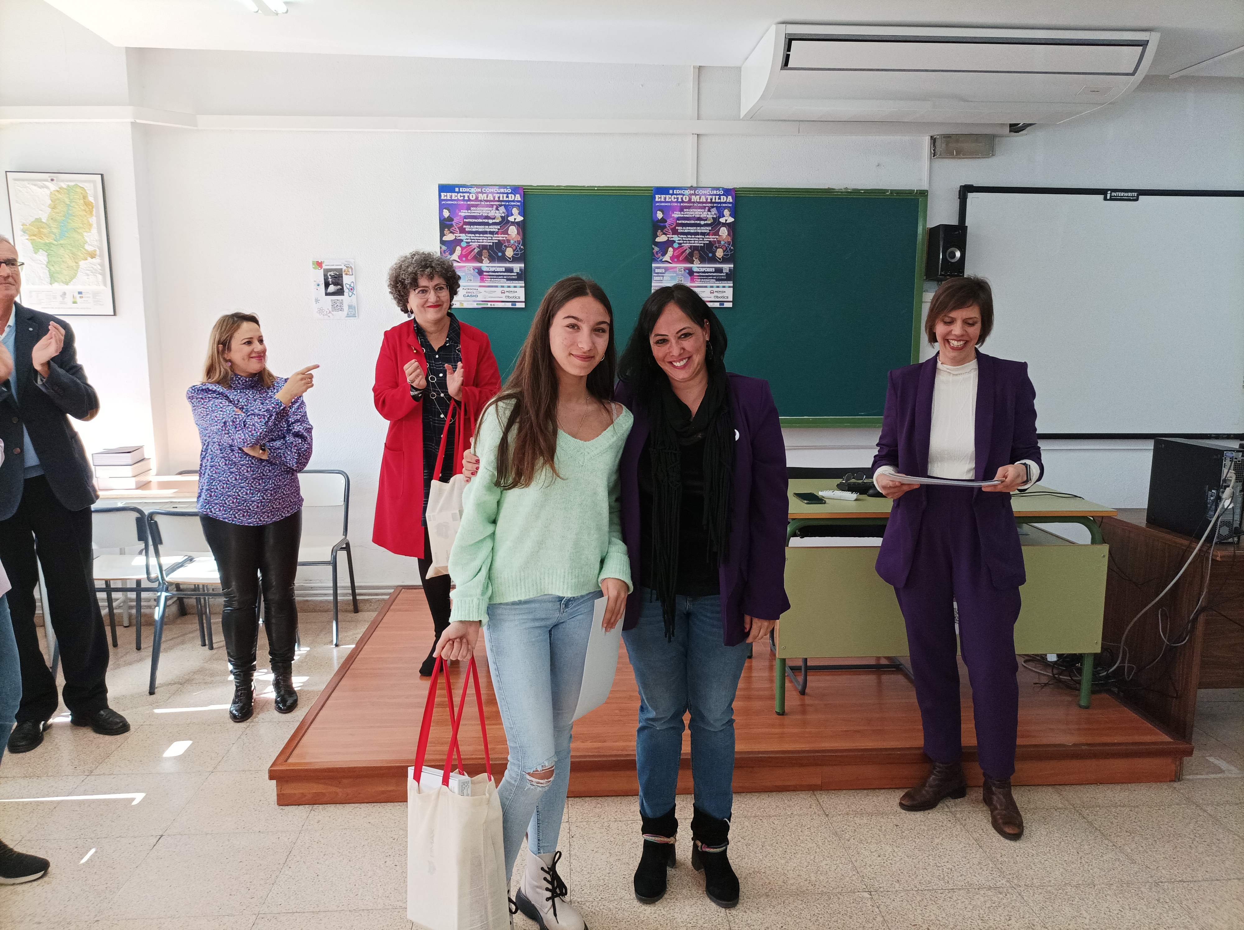 Foto de la directora general del IMEX con una de las participantes en el programa