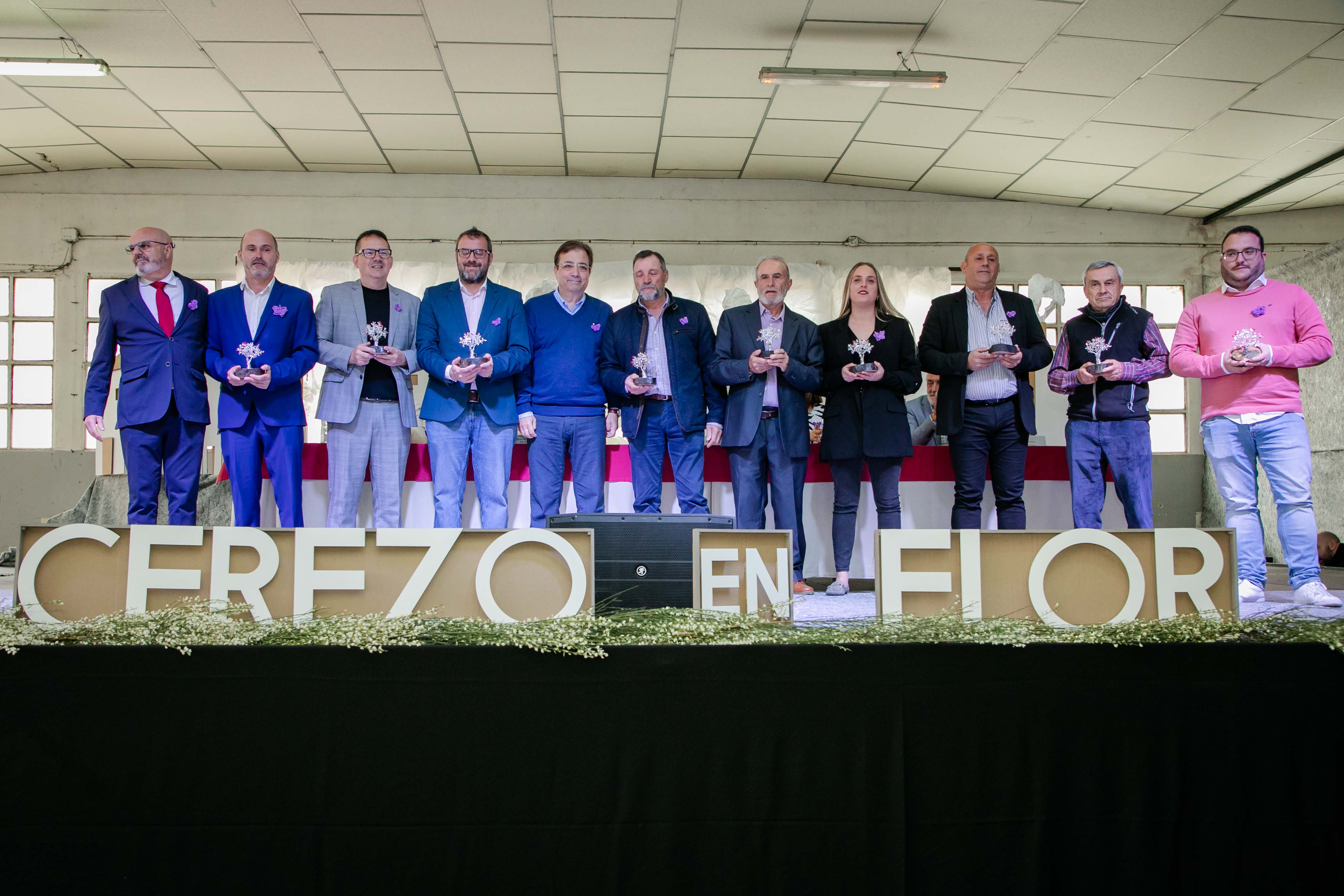 Foto del presidente de la Junta de Extremadura con algunos de los premiados en el acto
