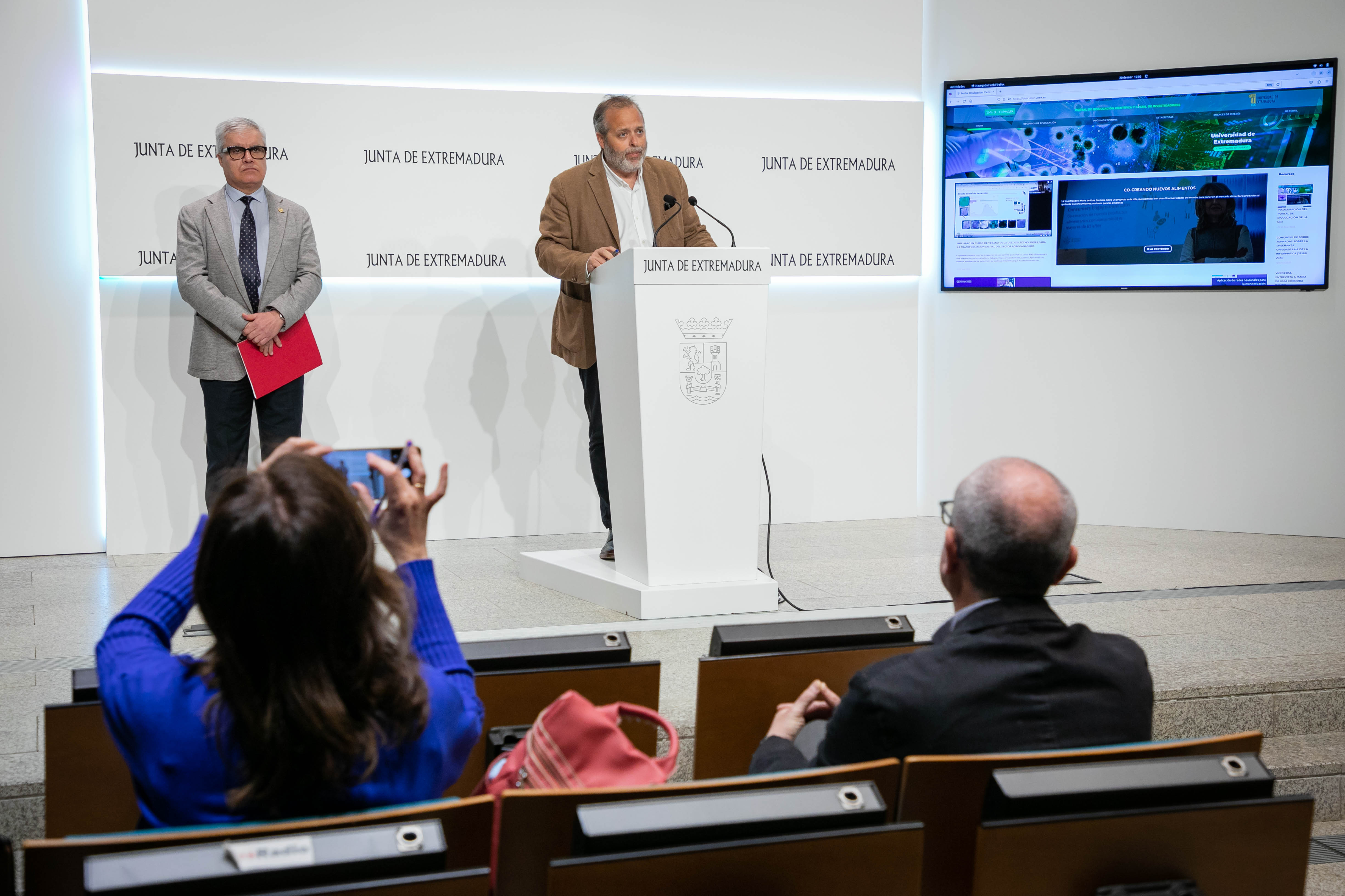 Foto del consejero de Economía, Ciencia y Agenda Digital y del rector de la UEx durante la presentación