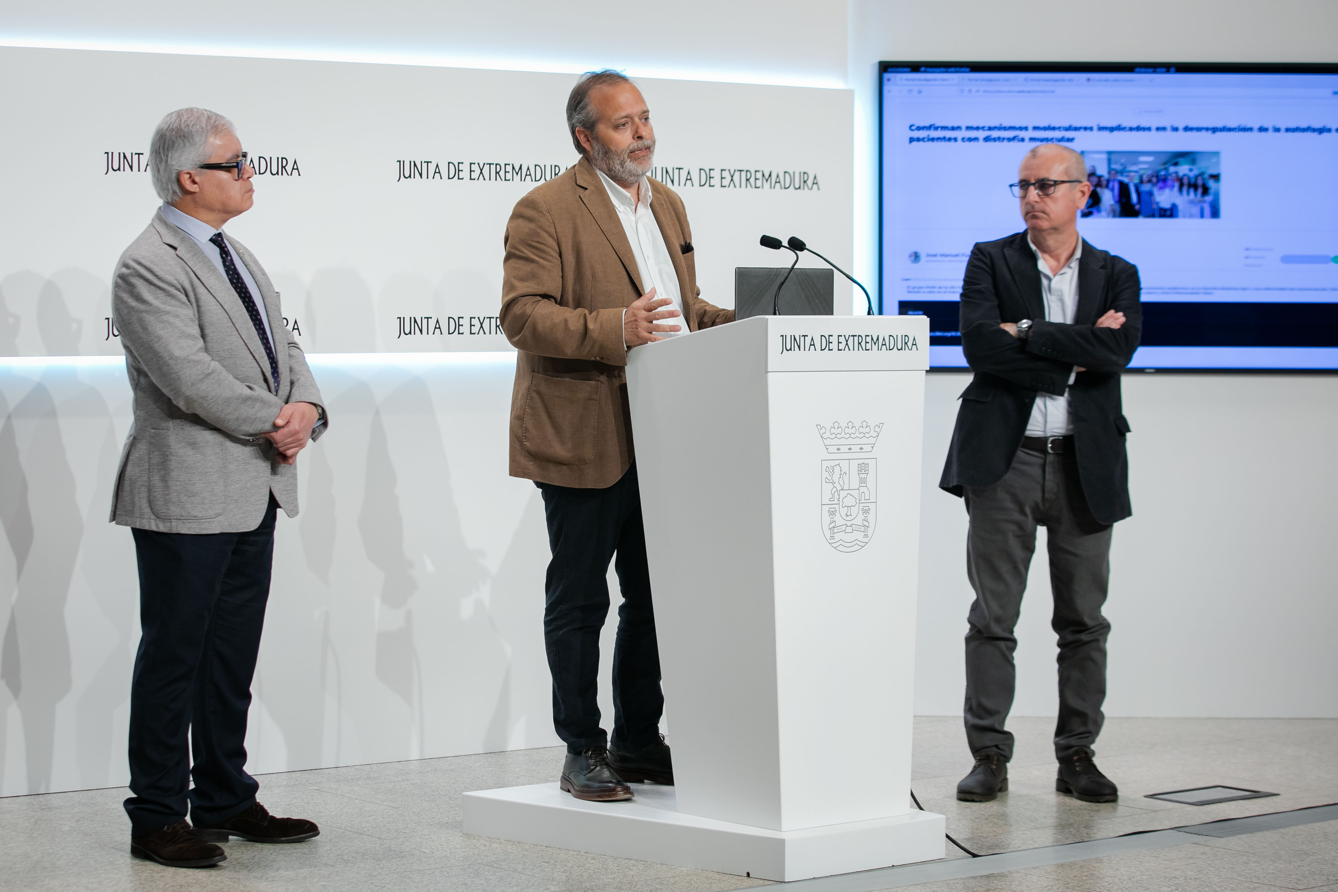 Foto del consejero de Economía, Ciencia y Agenda Digital, el rector de la Universidad de Extremadura y el secretario general de Ciencia, Tecnología, Innovación y Universidad durante la presentación