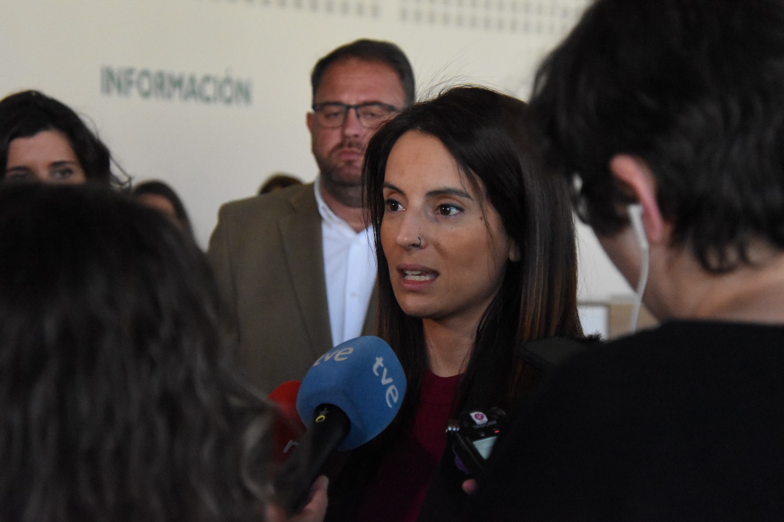 Foto de la consejera de Cultura atendiendo a los medios de comunicación