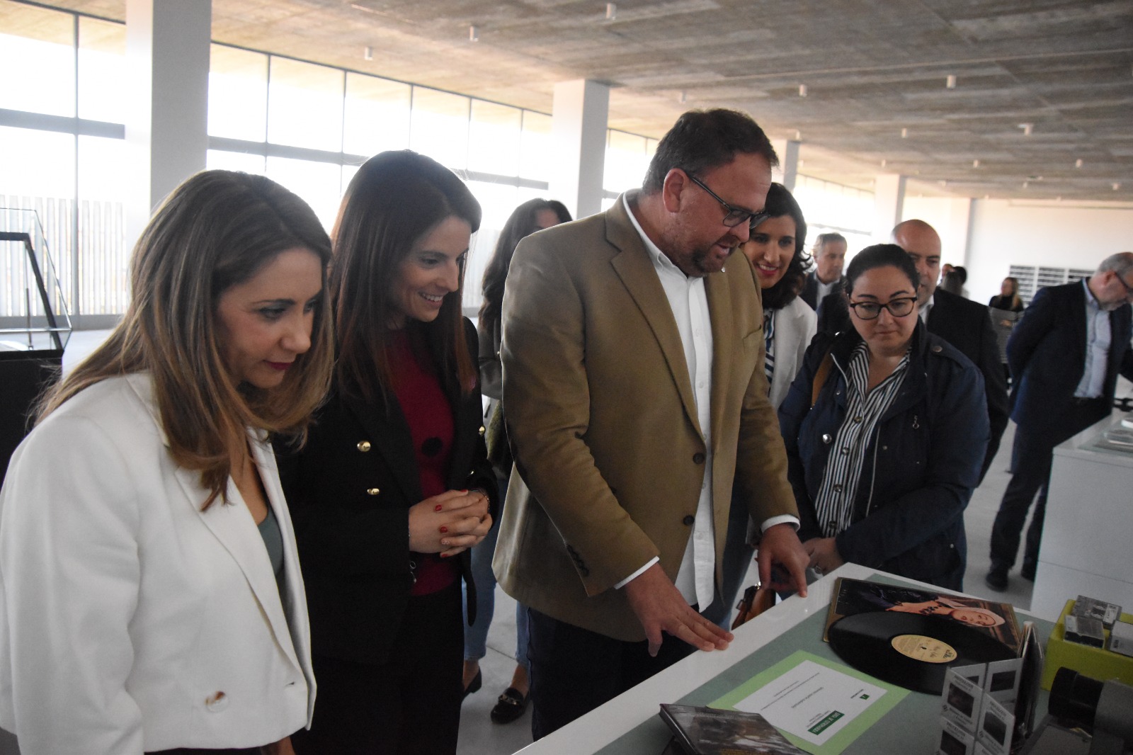 Foto de la consejera de Cultura y el alcalde de Mérida durante la inauguración