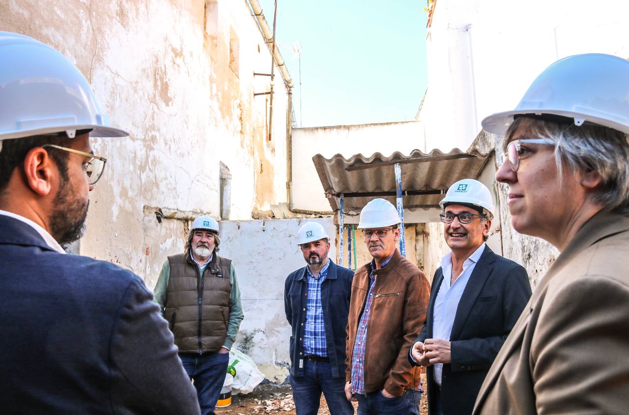 Leire Iglesia visita obras en viviendas acogidas programa Rehabita en Olivenza