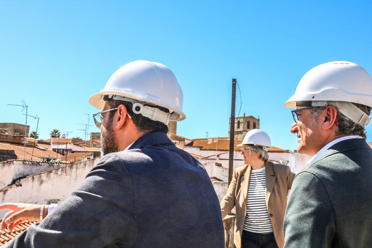 Leire Iglesia visita obras en viviendas acogidas programa Rehabita en Olivenza 4