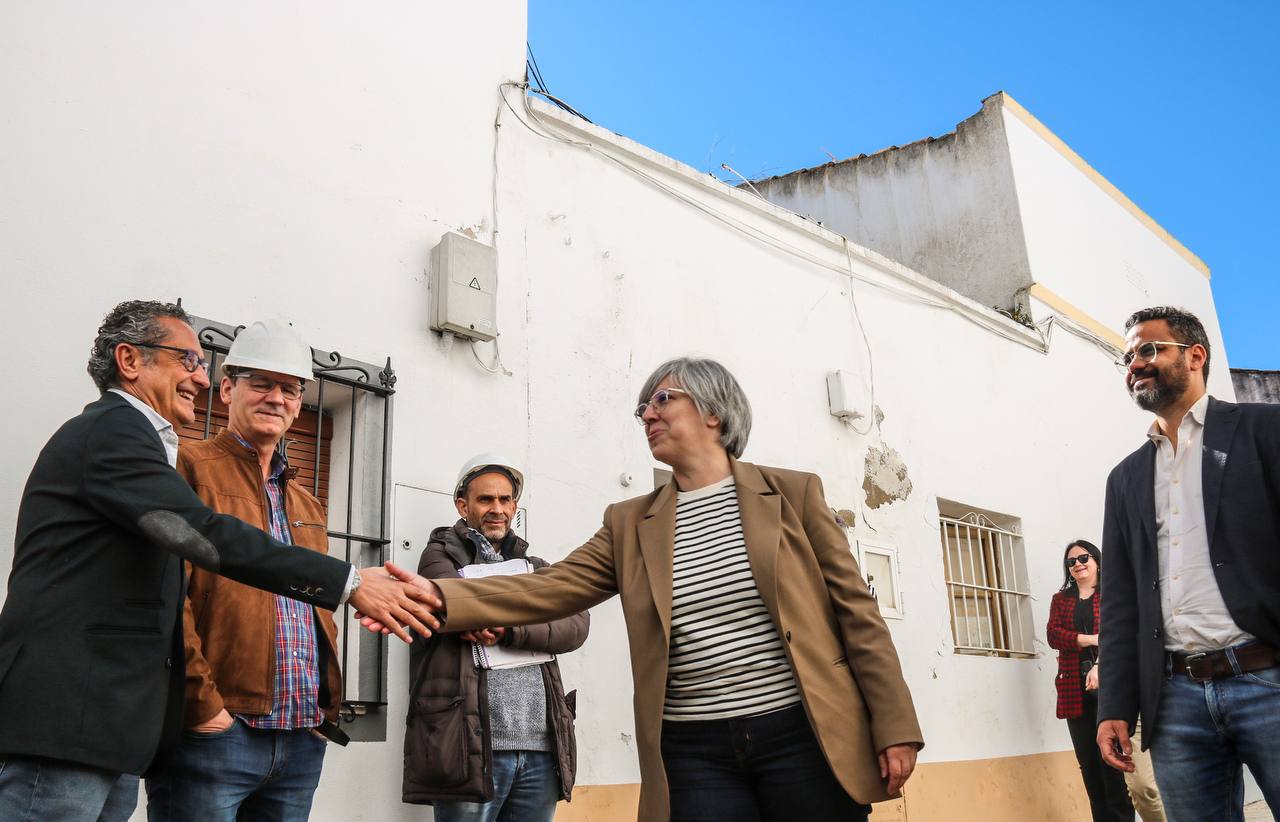 Leire Iglesia visita obras en viviendas acogidas programa Rehabita en Olivenza 8
