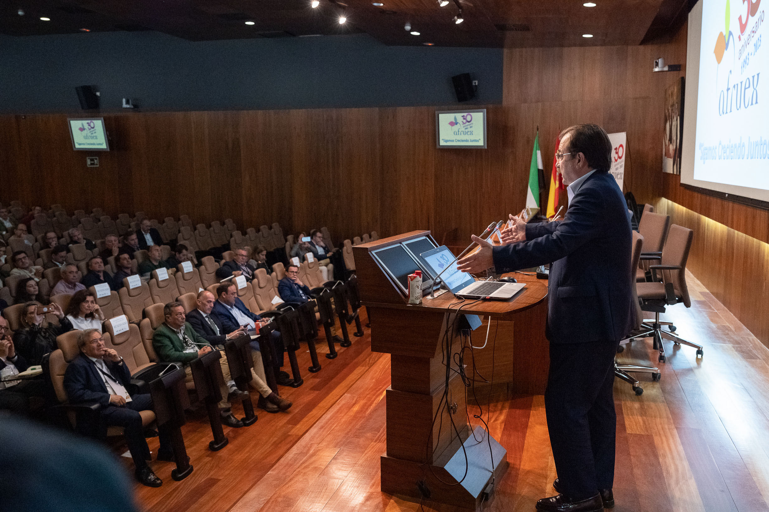 Foto del presidente de la Junta de Extremadura durante su intervención en el congreso