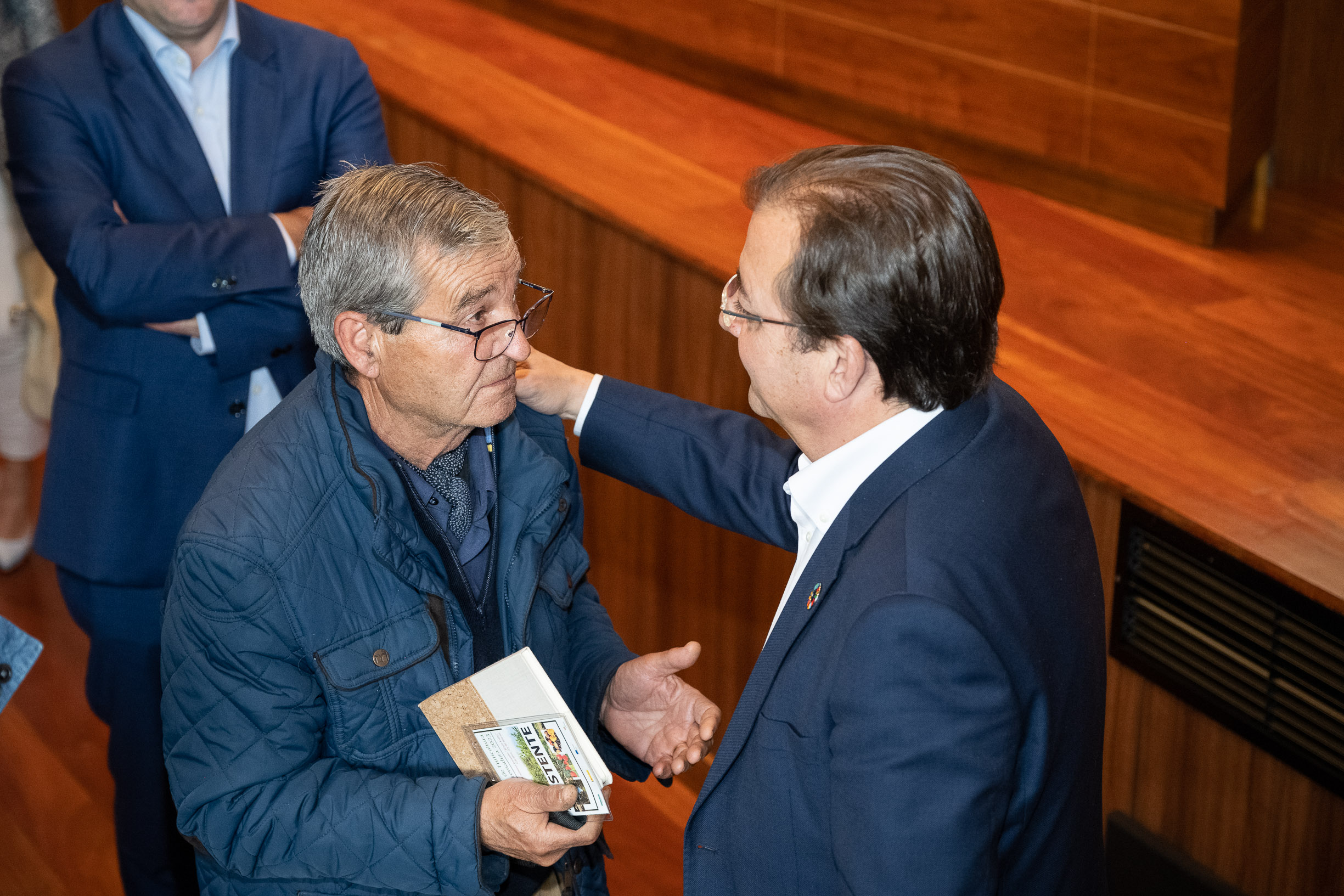 Foto del presidente de la Junta saludando a asistente al congreso