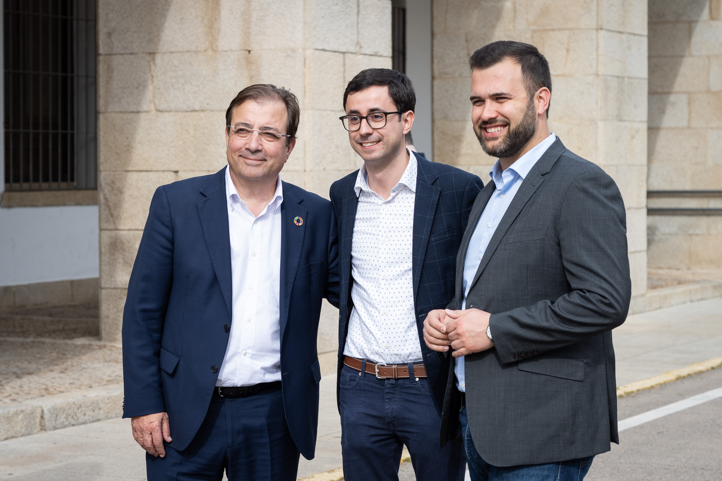 Foto del presidente de la Junta de Extremadura a su llegada al congreso