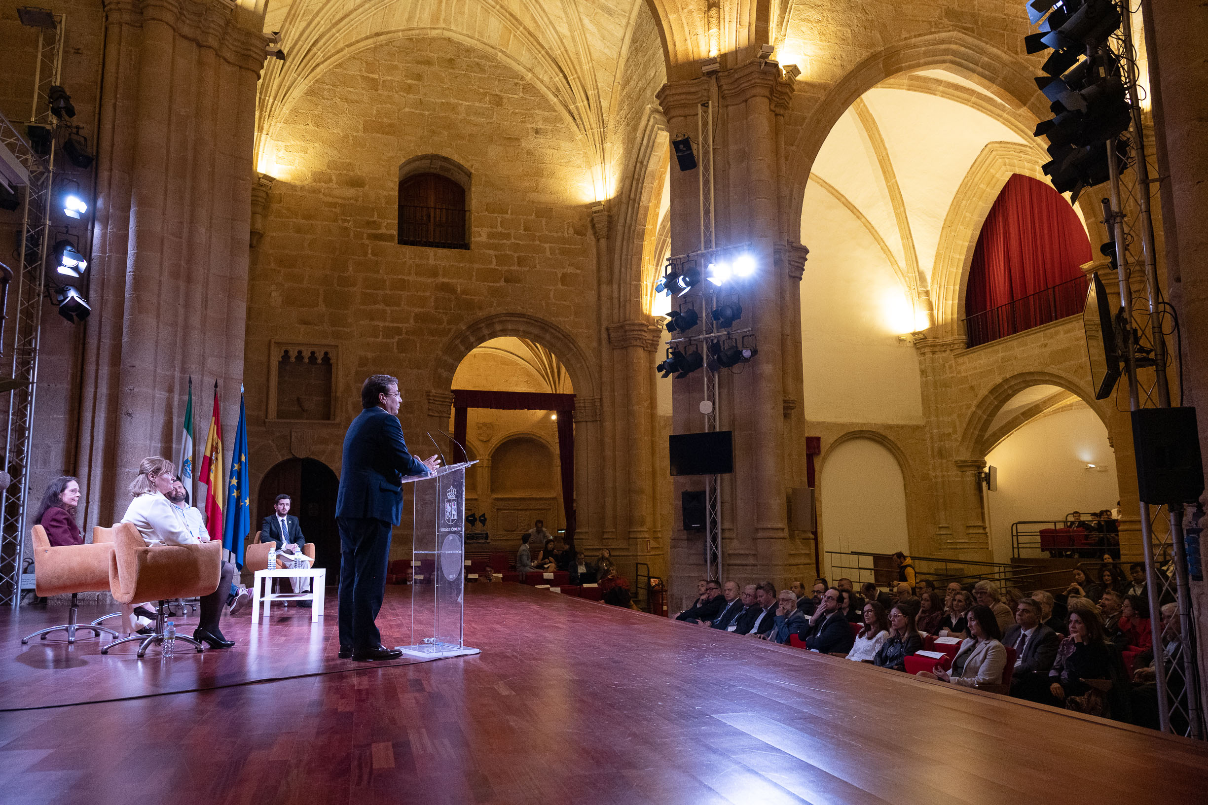 Foto del presidente de la Junta de Extremadura durante el congreso