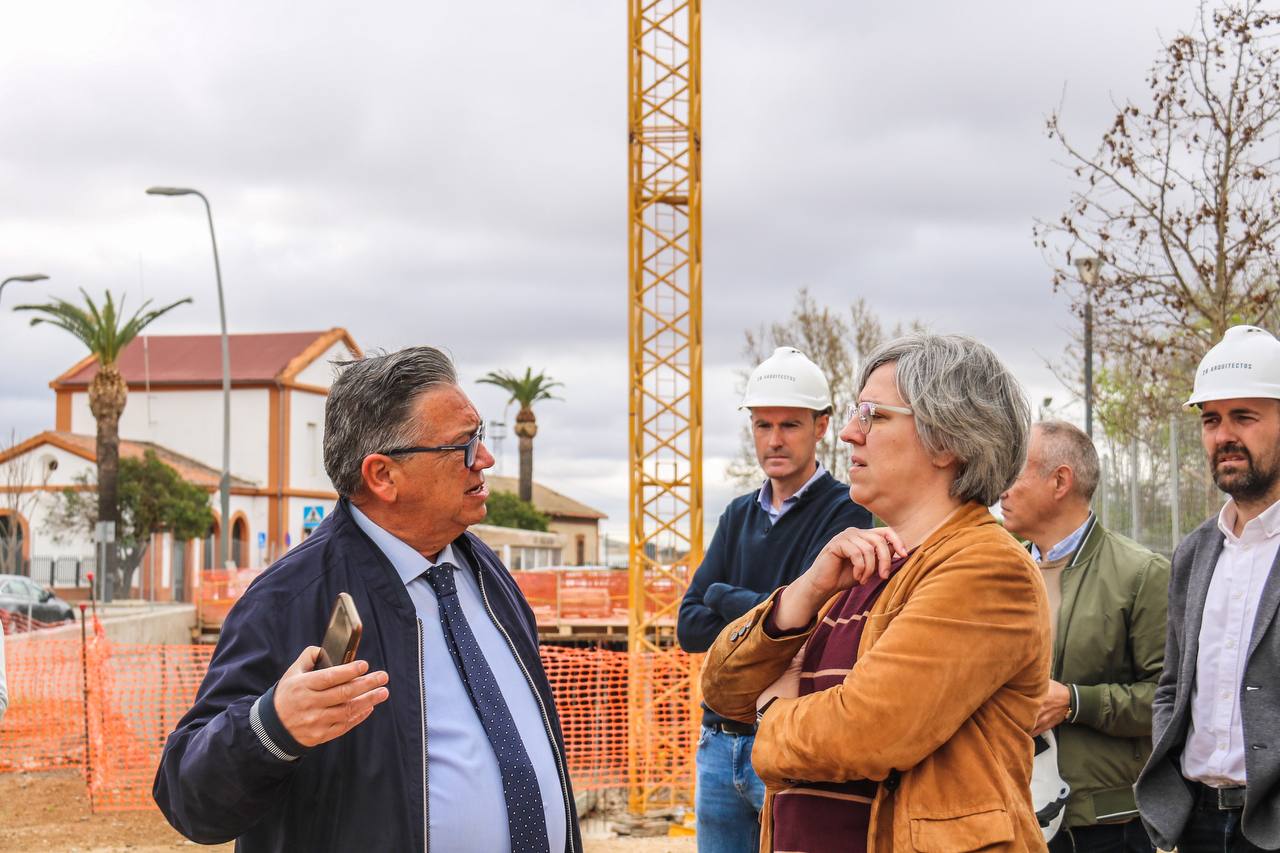 Consejera de Movilidad, Leire Iglesias junto al alcalde de Almendralejo