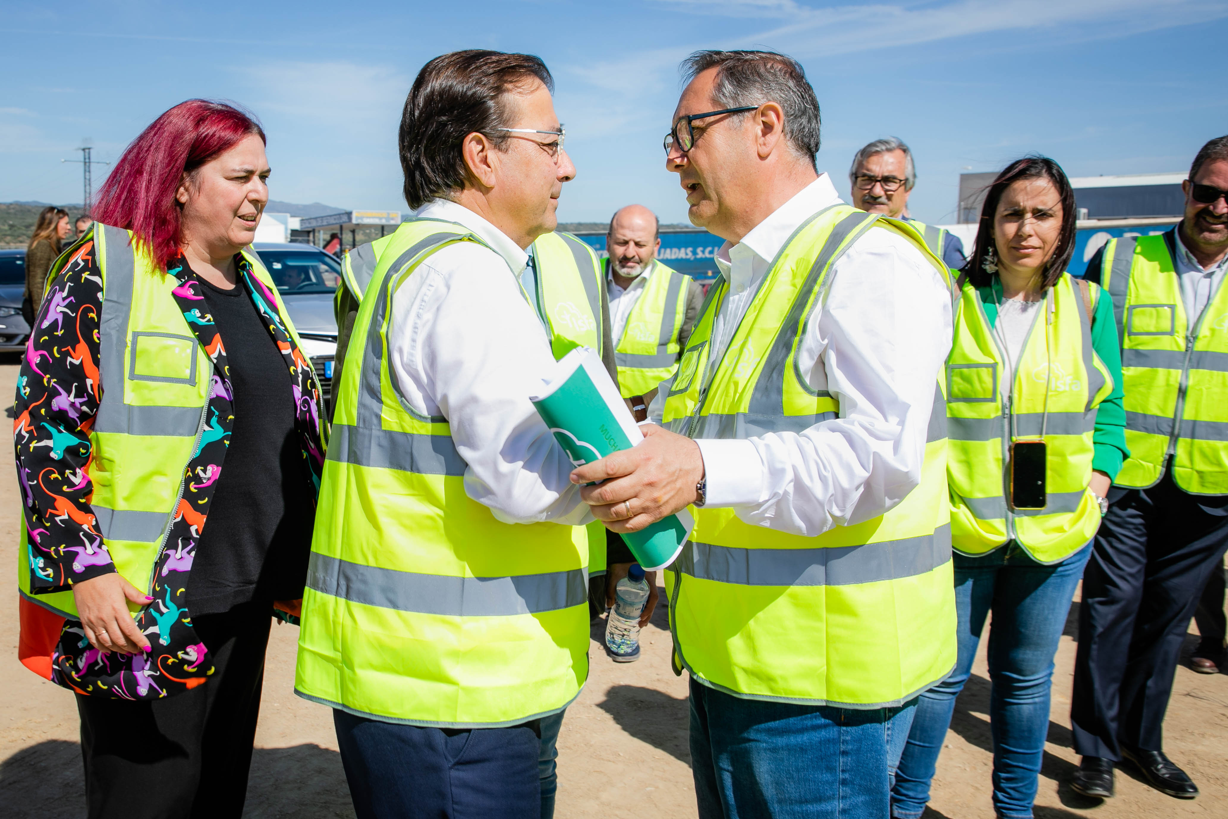 Fernández Vara saluda a responsables de la planta