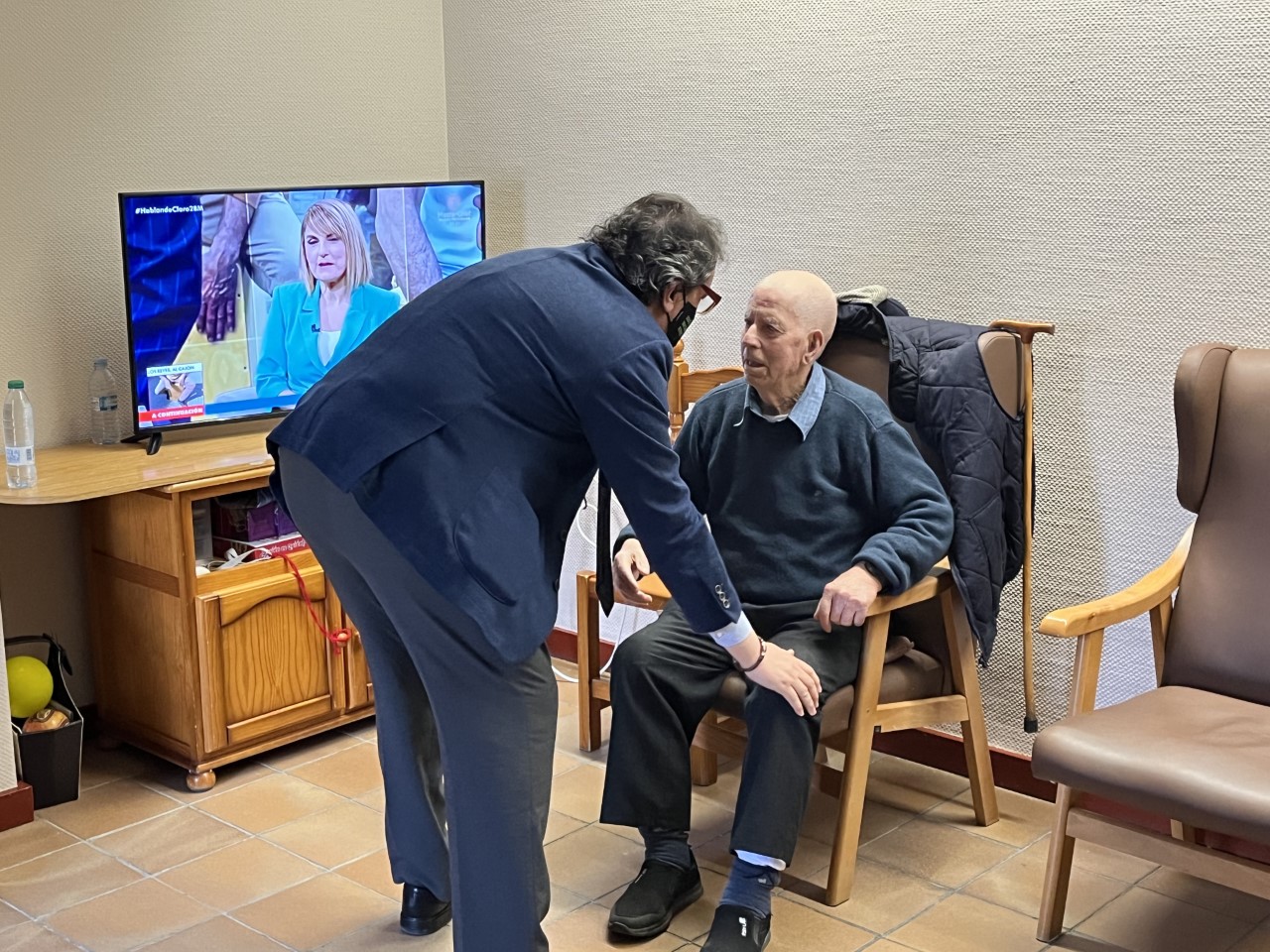 Foto del vicepresidente segundo durante su visita a la residencia de mayores de Piornal