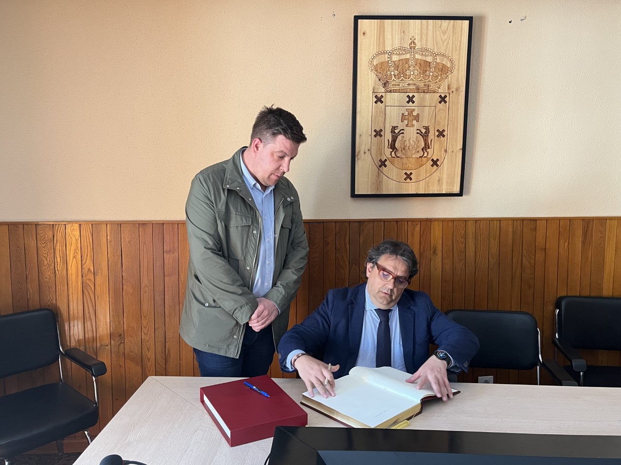 Foto del vicepresidente segundo junto al alcalde de Piornal firmando en el libro de honor del Ayuntamiento 