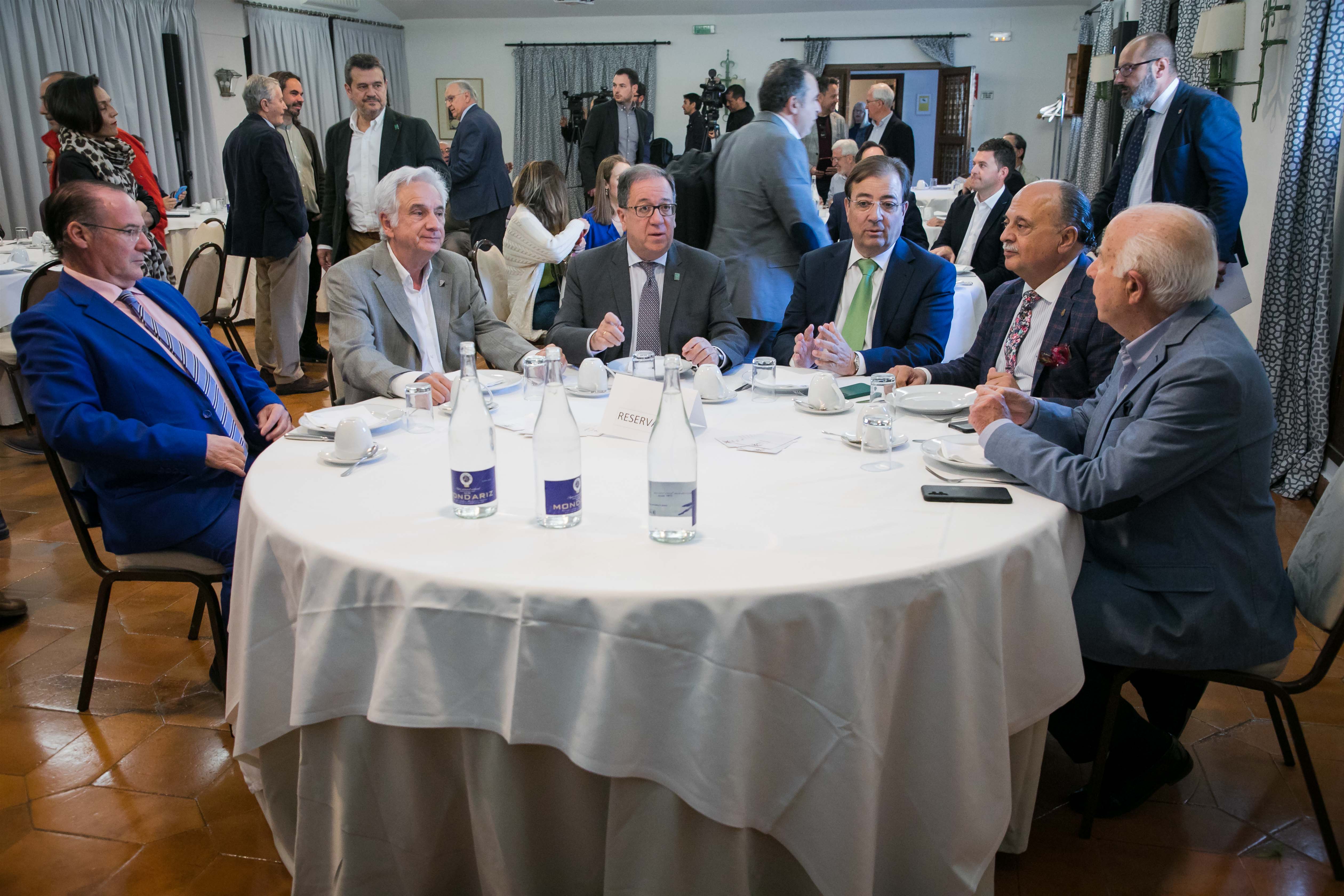 Fernández Vara junto a representantes de Club Senior