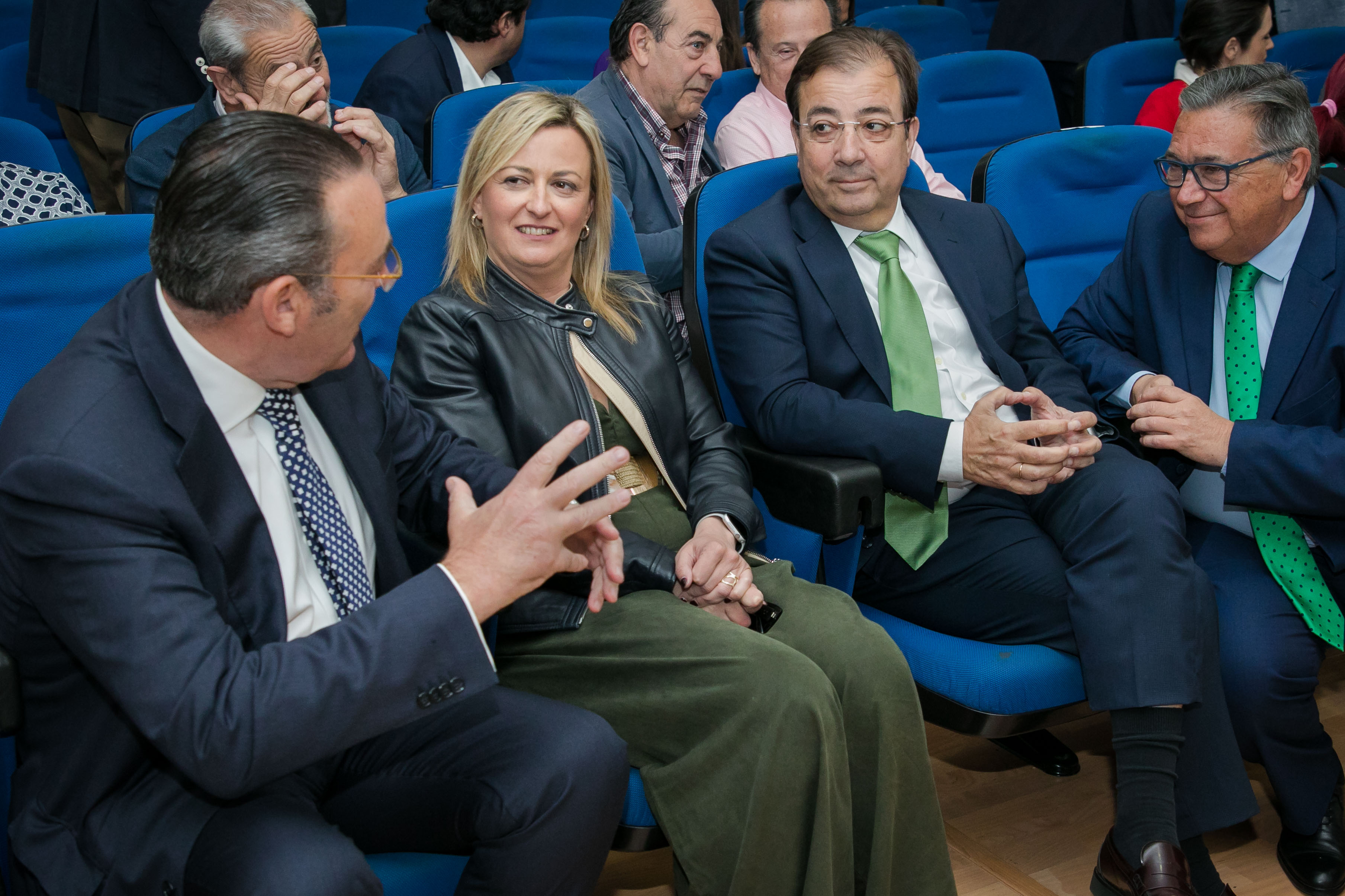Foto del presidente de la Junta y otras autoridades en Iberovinac