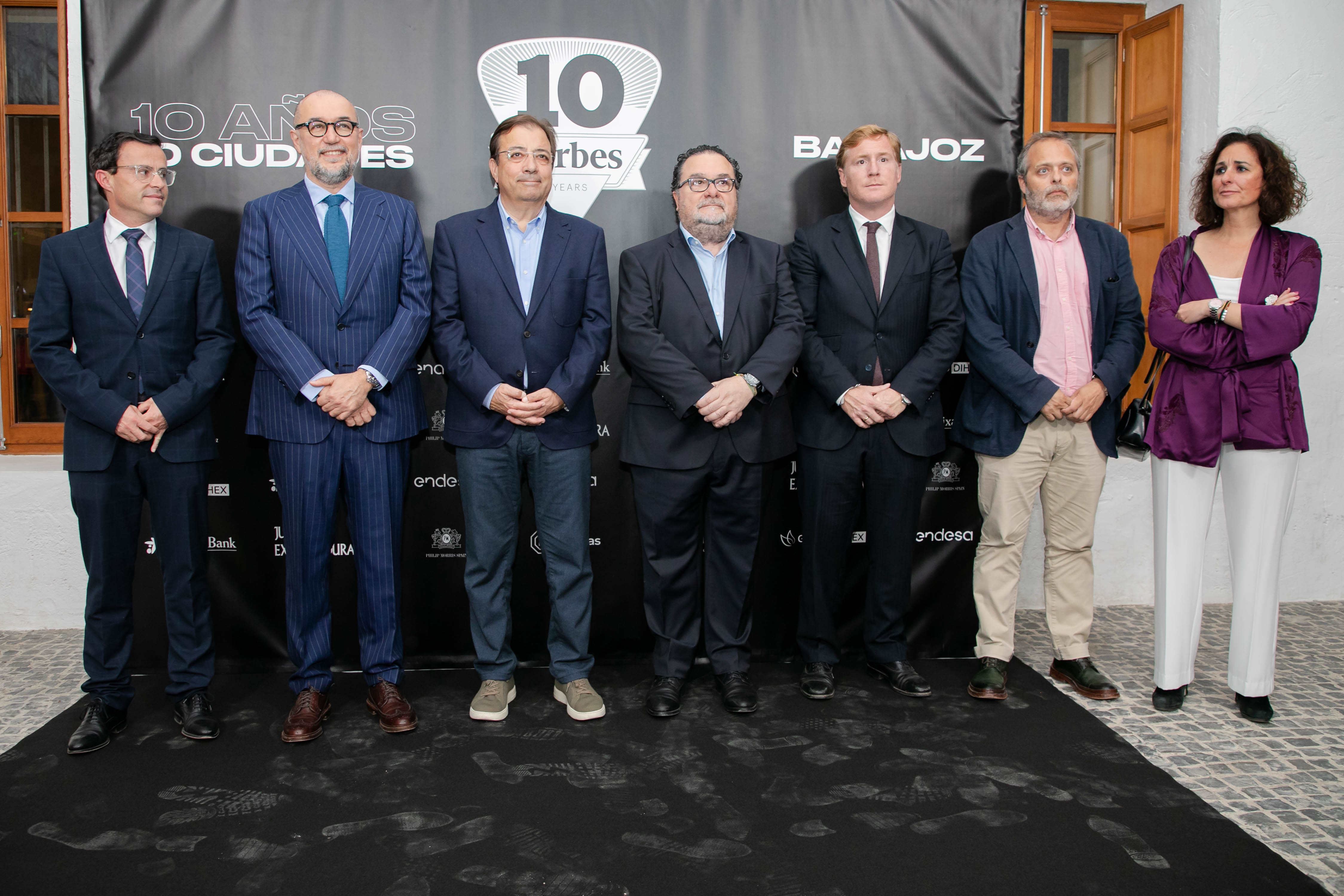 Imagen del presidente de la Junta y otras autoridades en la cena aniversario de Forbes