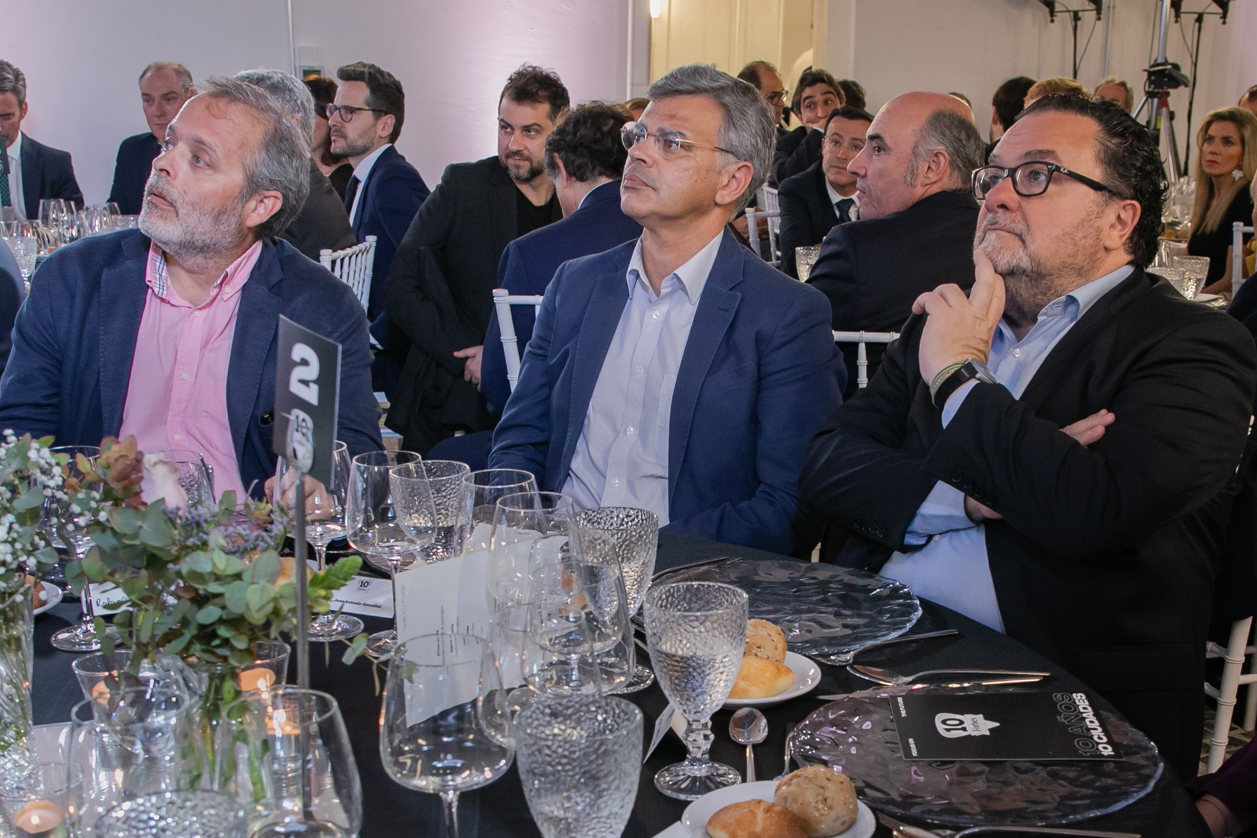 Imagen del portavoz de la Junta de Extremadura y del consejero de Economía, Ciencia y Agenda Digital durante la cena aniversario de Forbes