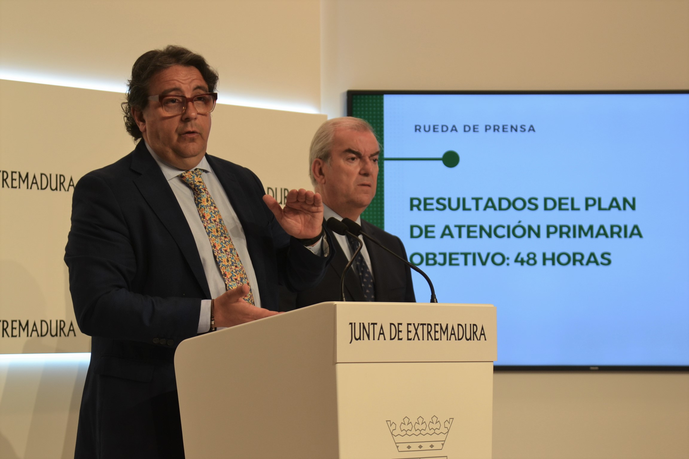 Imagen del consejero de Sanidad y del director general de Asistencia Sanitaria durante la rueda de prensa