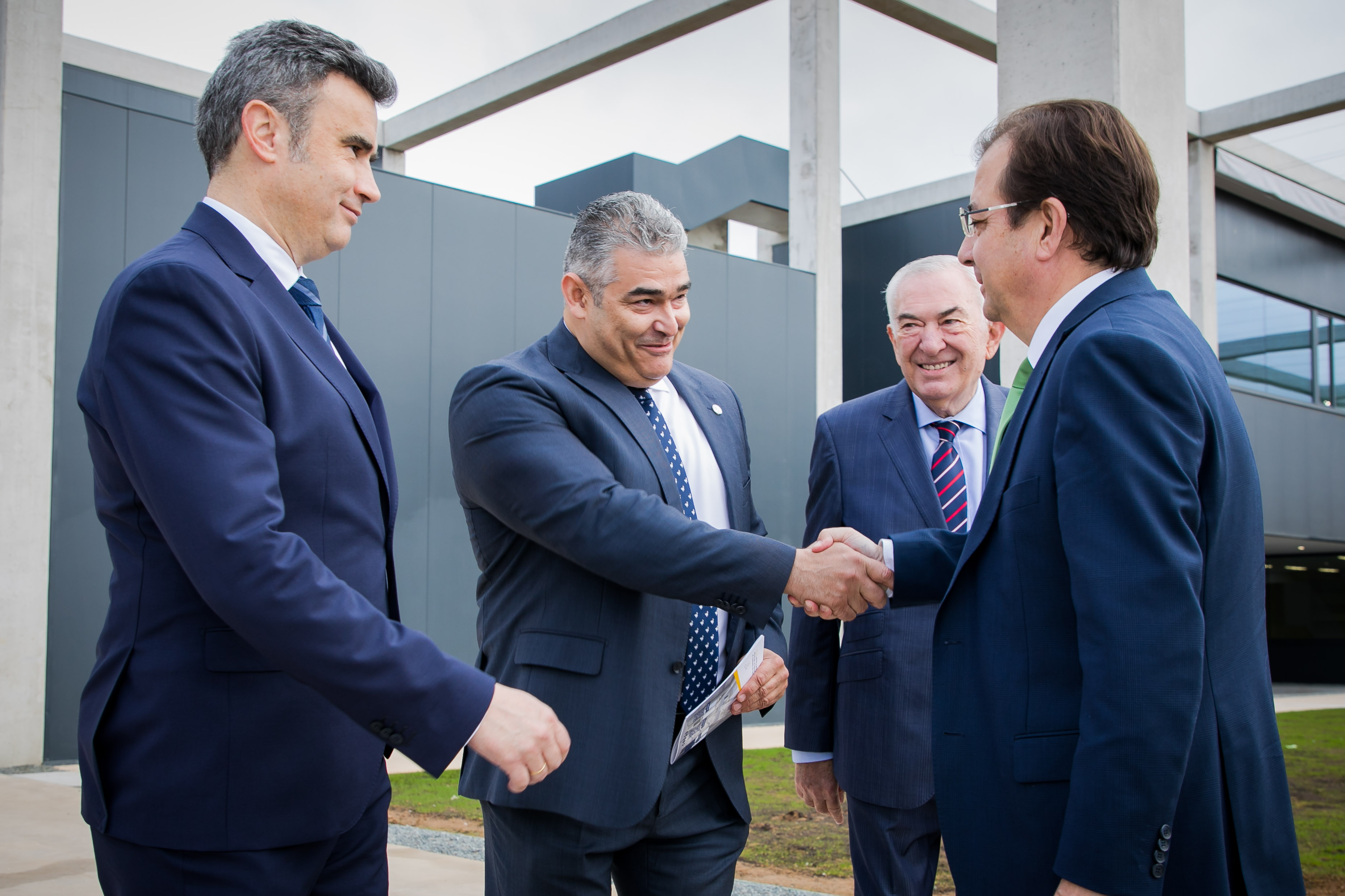 Foto del presidente de la Junta a su llegada a la empresa