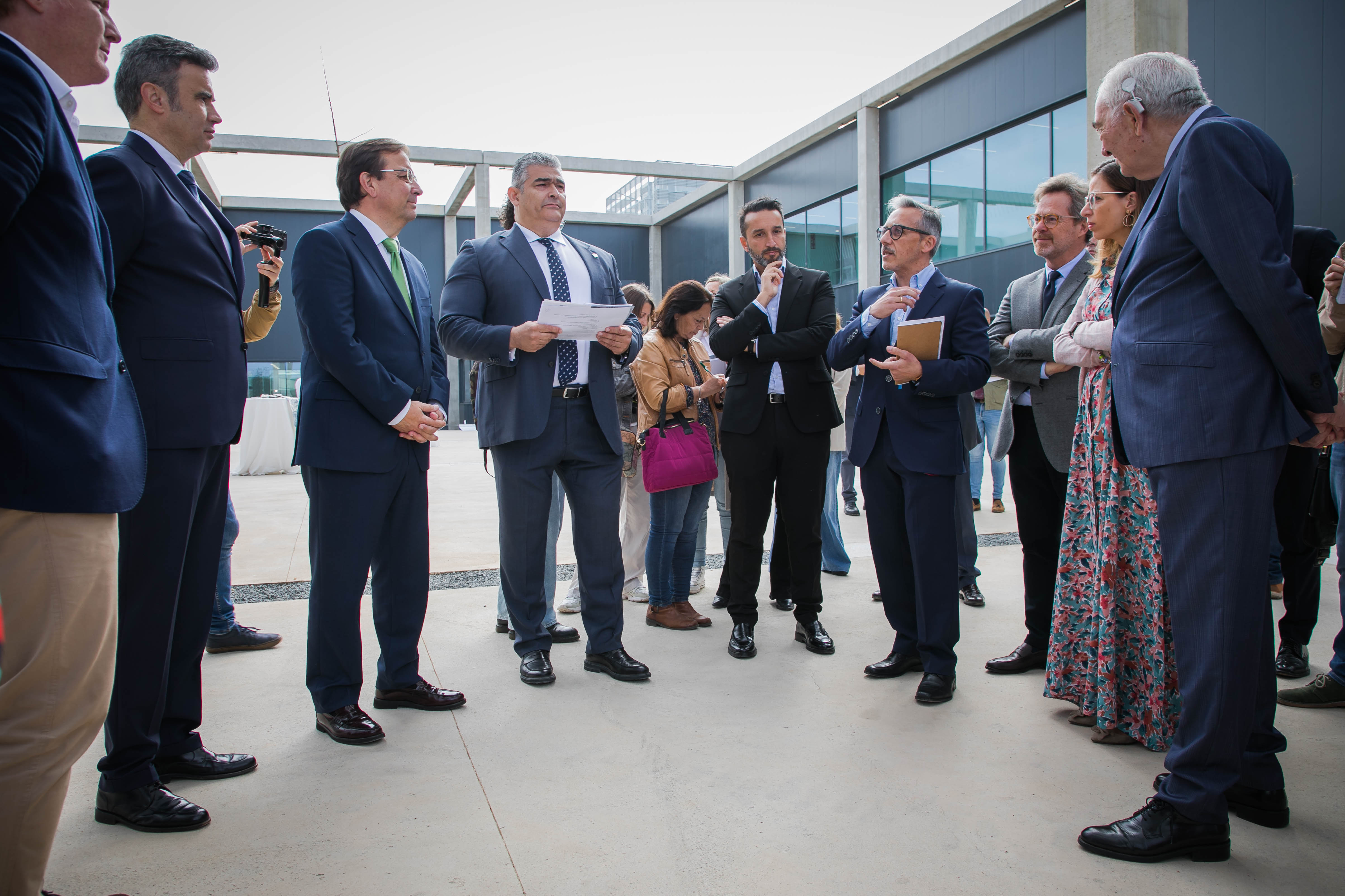 Foto del presidente y otras autoridades durante la visita