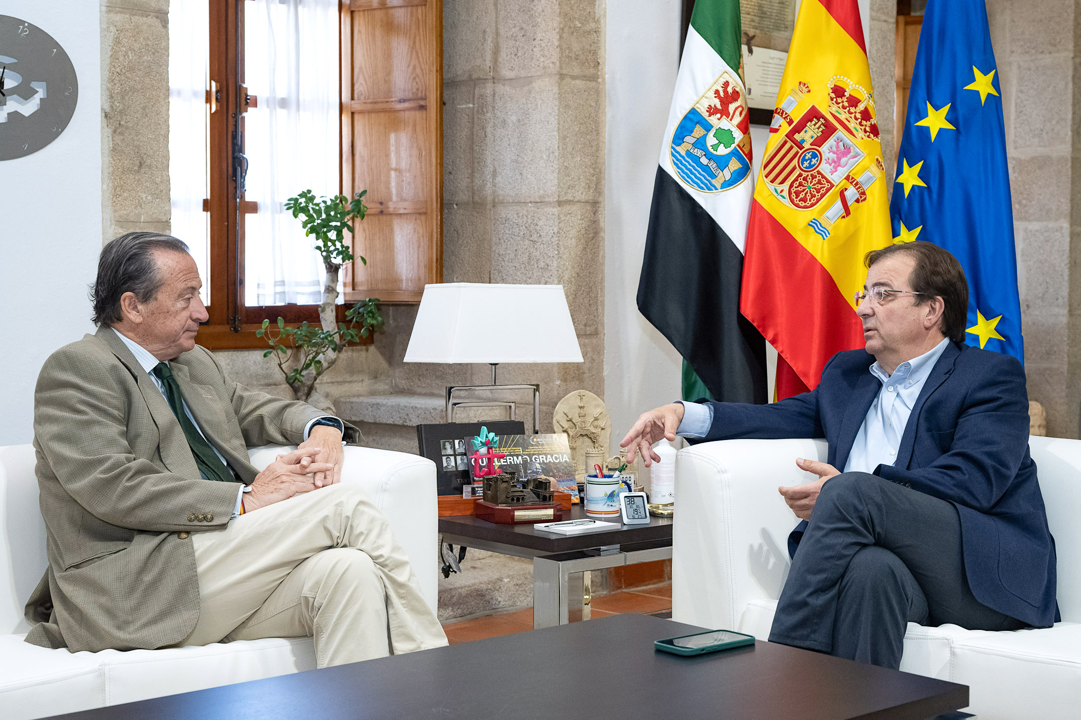 Imagen del presidente de la Junta de Extremadura y el presidente de Ciudadanos en la región