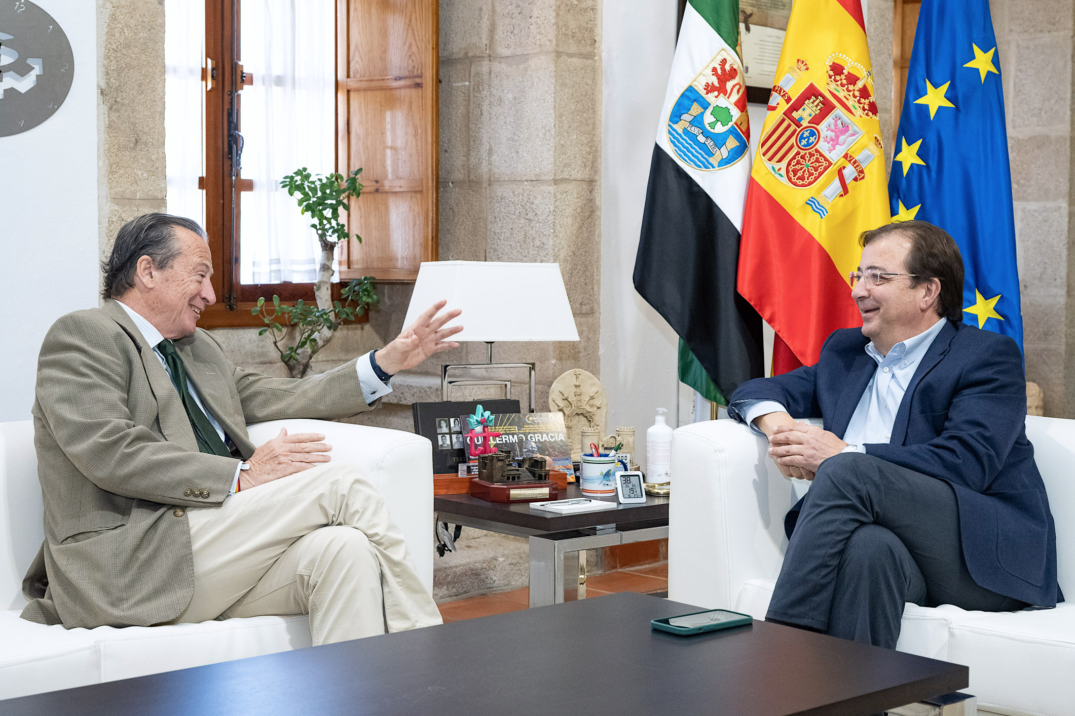 Imagen del presidente de la Junta de Extremadura y el presidente de Ciudadanos en la región