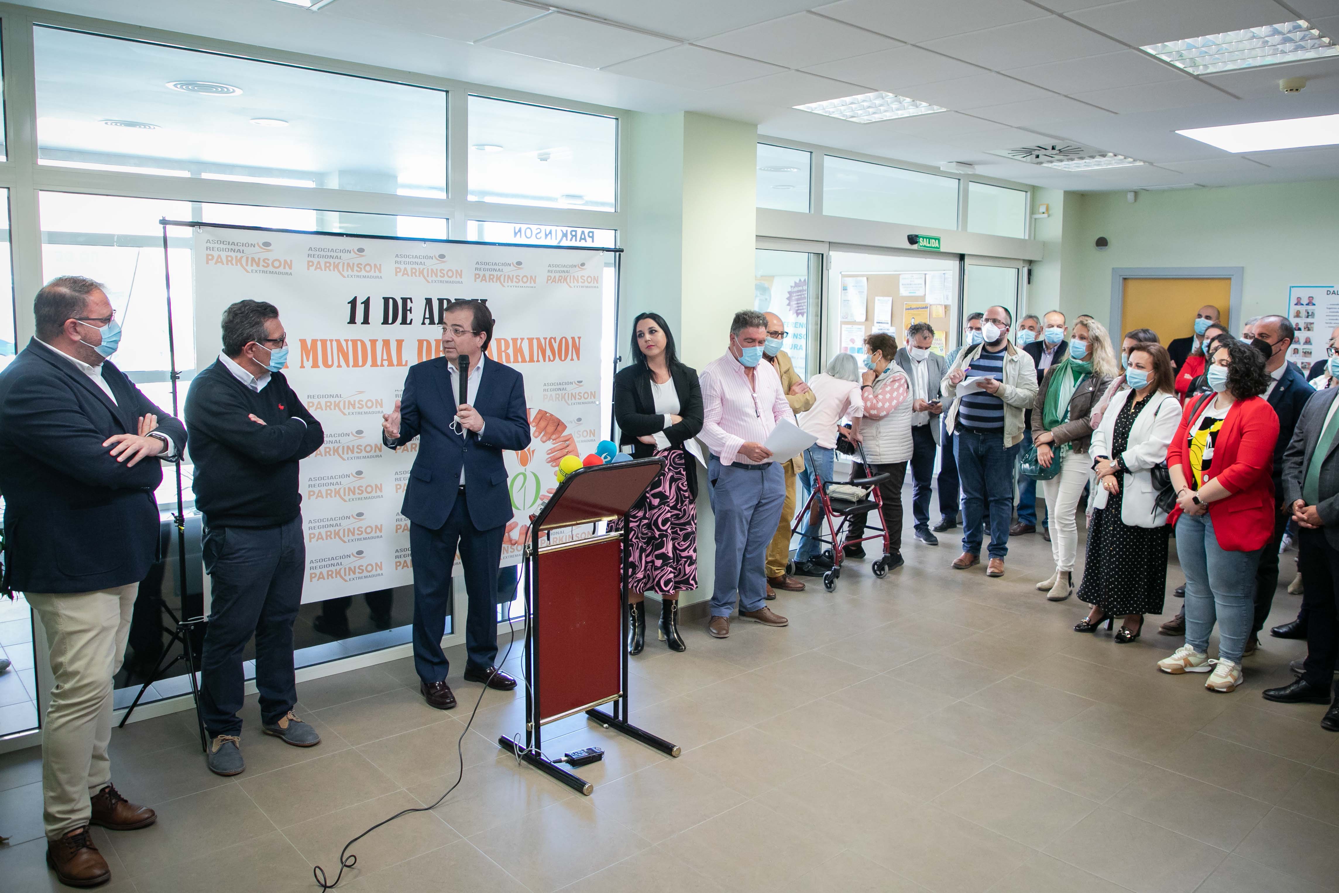 Fernández Vara visita centro parkinson en Mérida 1