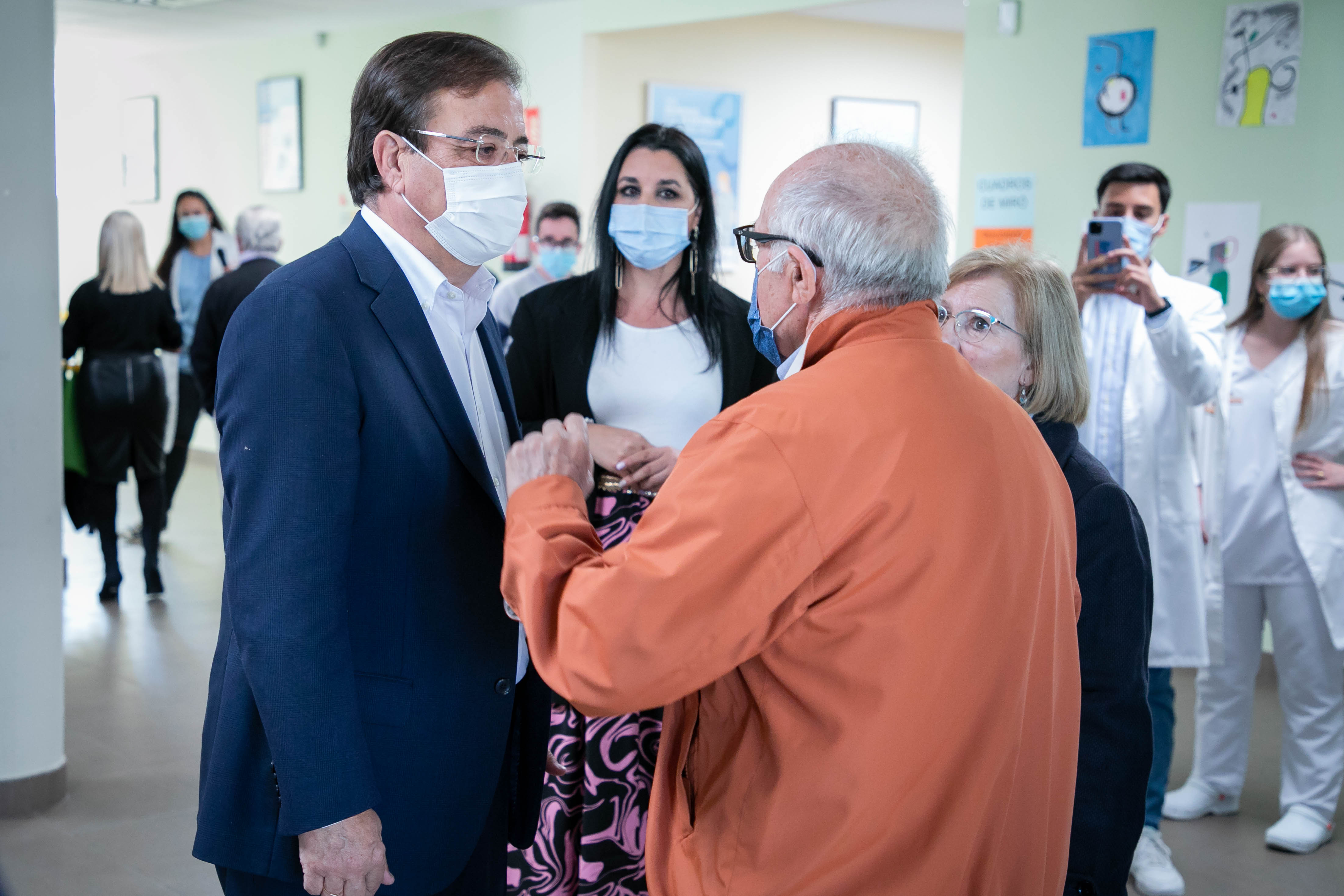 Fernández Vara visita centro parkinson en Mérida 3