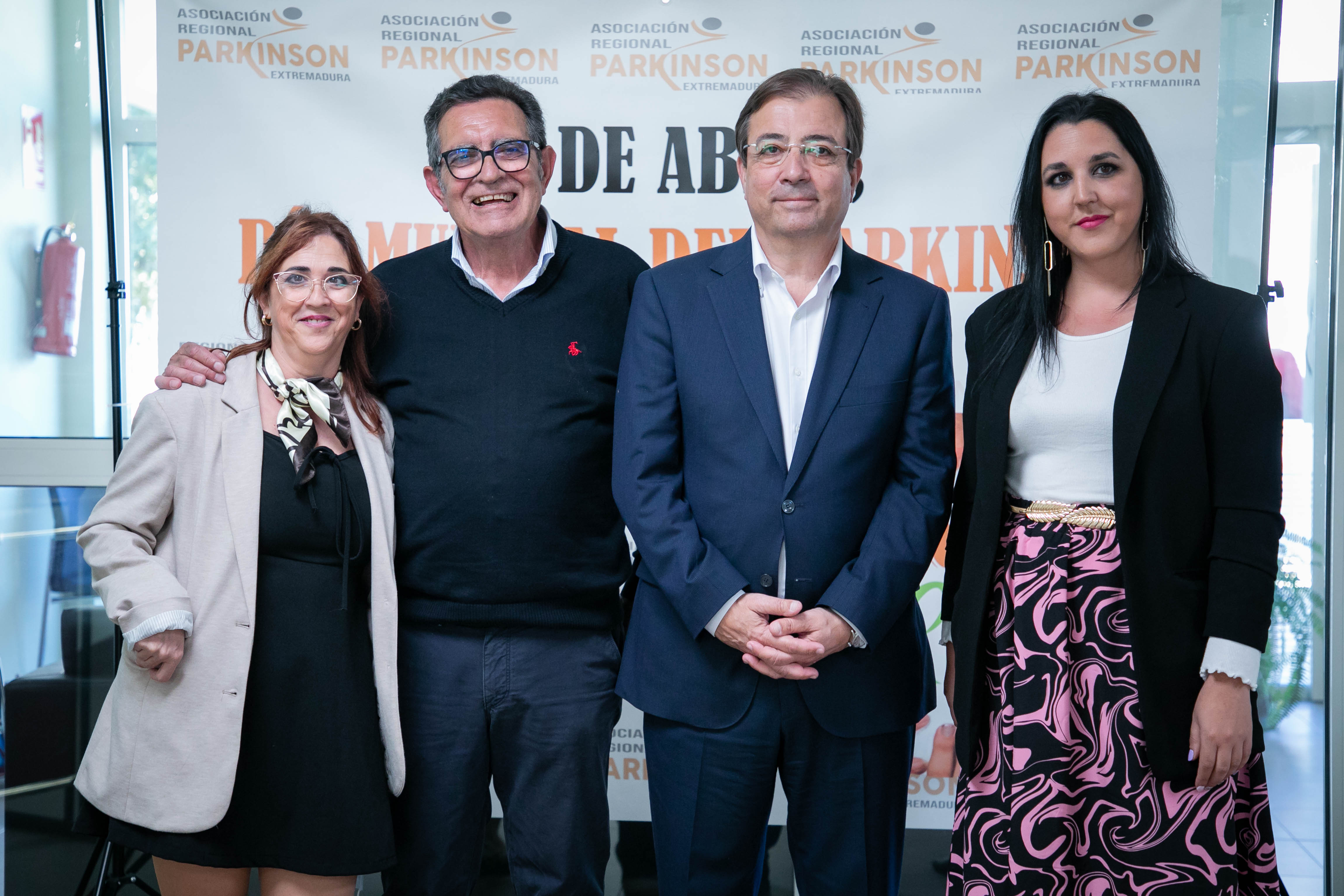 Fernández Vara visita centro parkinson en Mérida 5