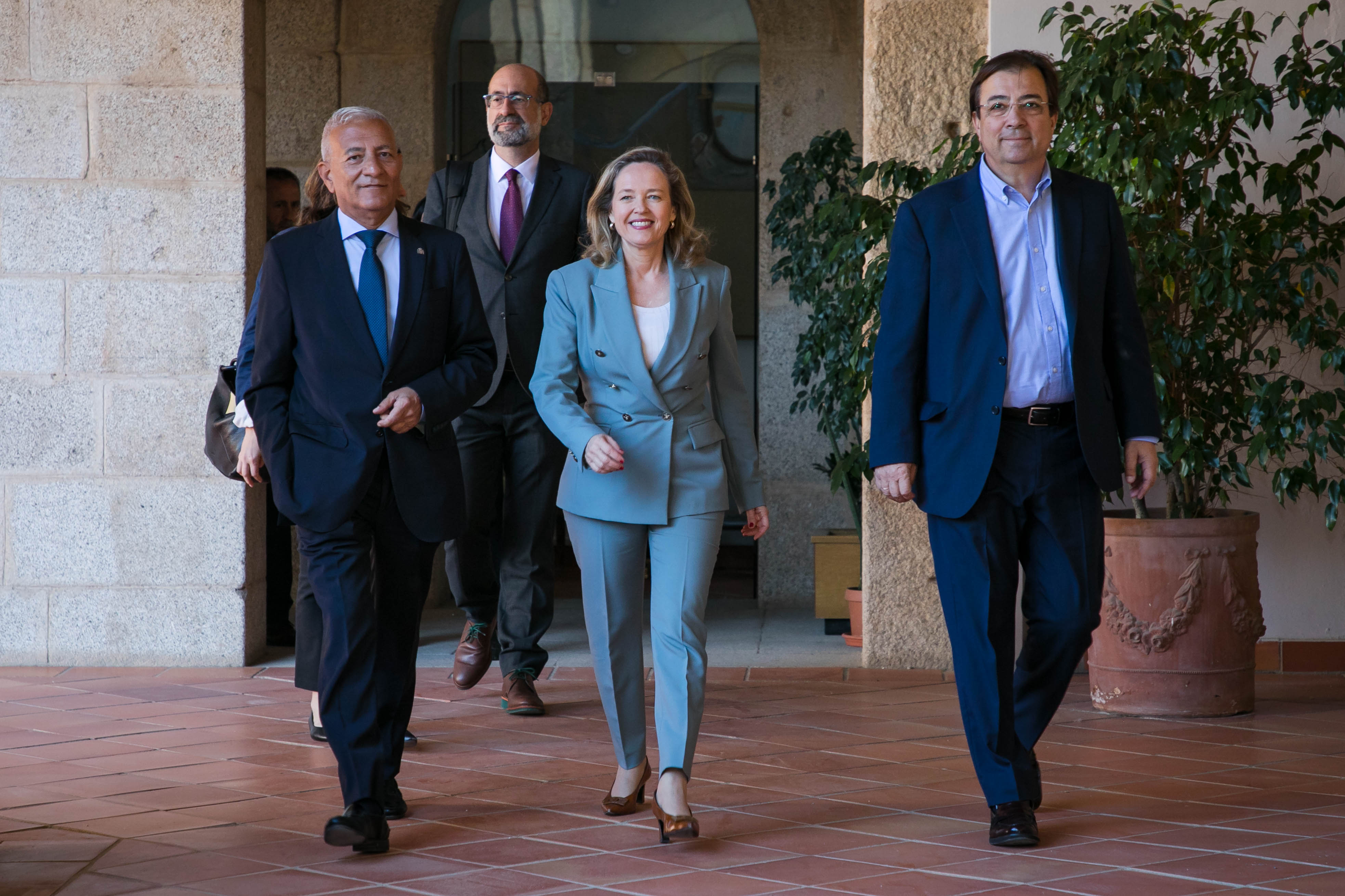 el presidente de la Junta y Nadia Calviño en la sede de Presidencia, en Mérida