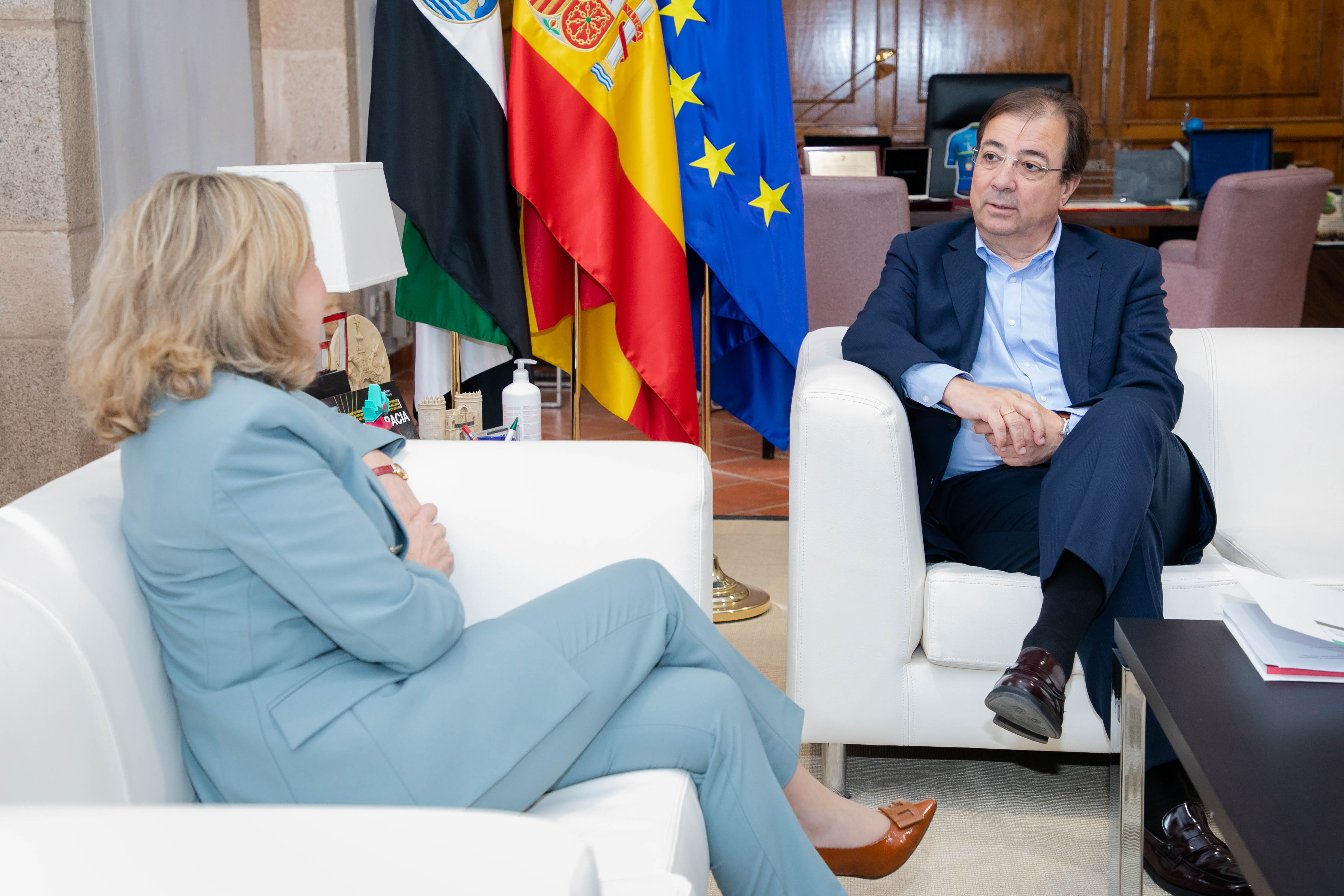 Fernández Vara y Nadia Calviño durante la reunión en Mérida 1