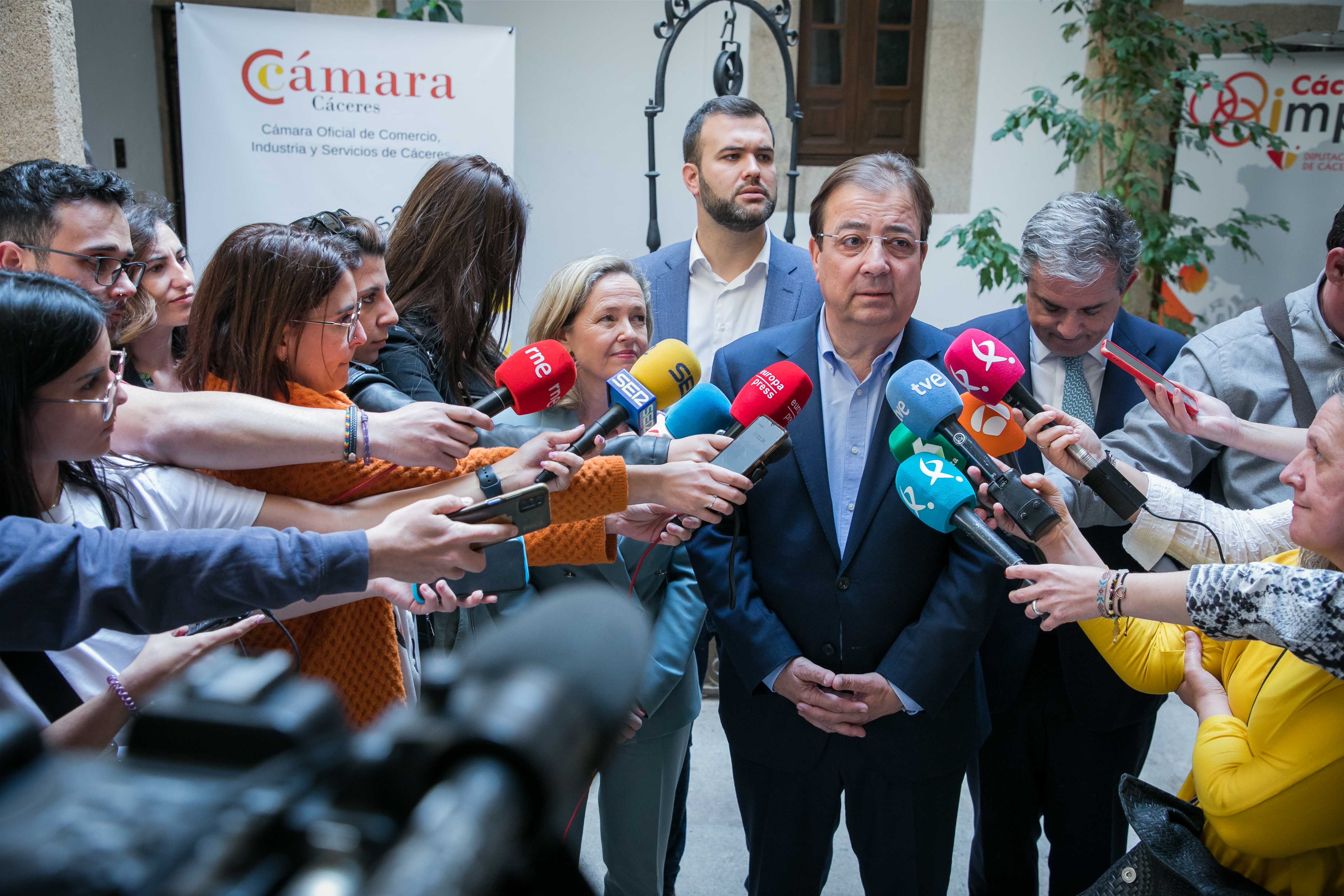 Fernández Vara y Nadiz Calviño en la Cámara de Comercio de Cáceres 5