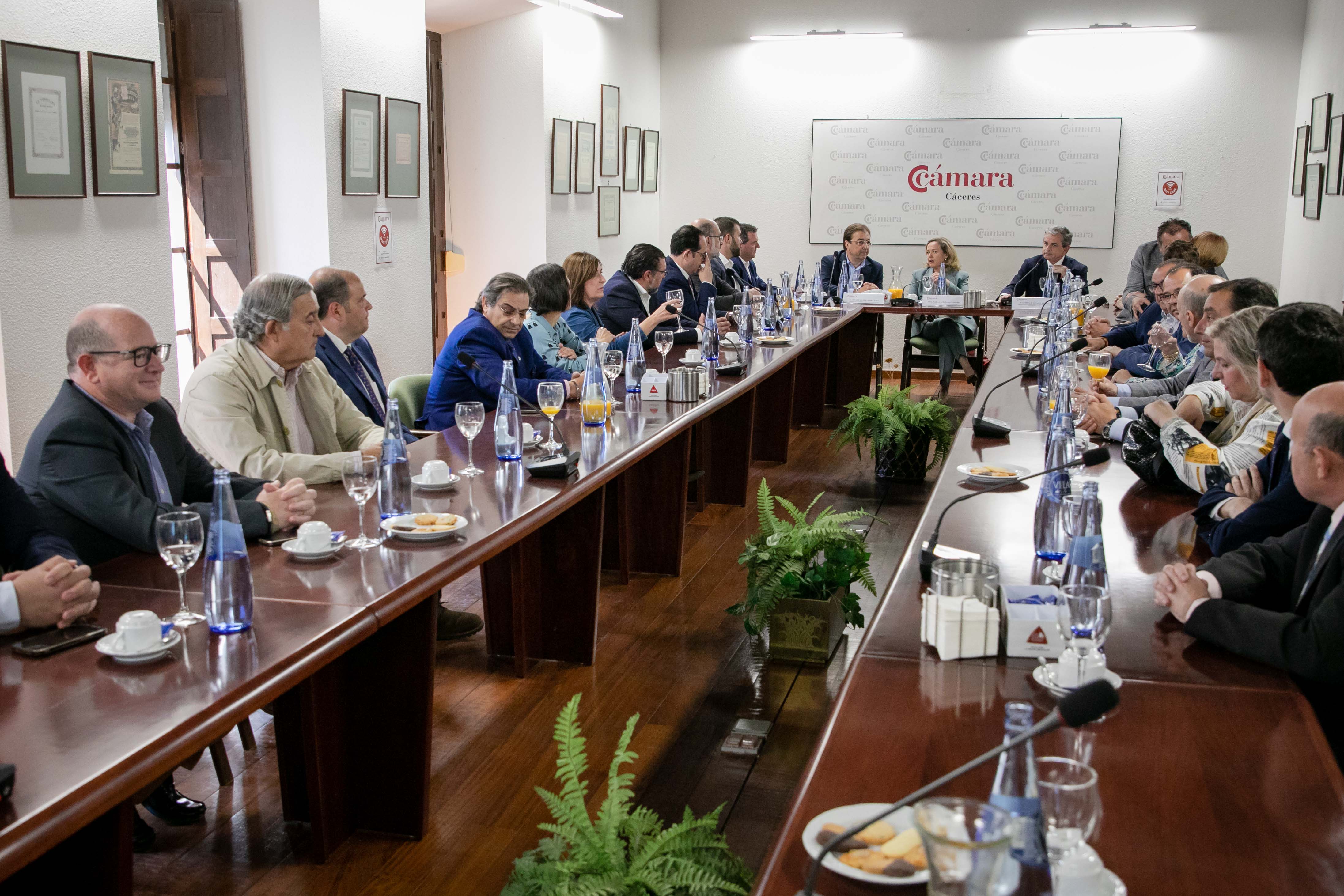 Fernández Vara y Nadiz Calviño en la Cámara de Comercio de Cáceres 2