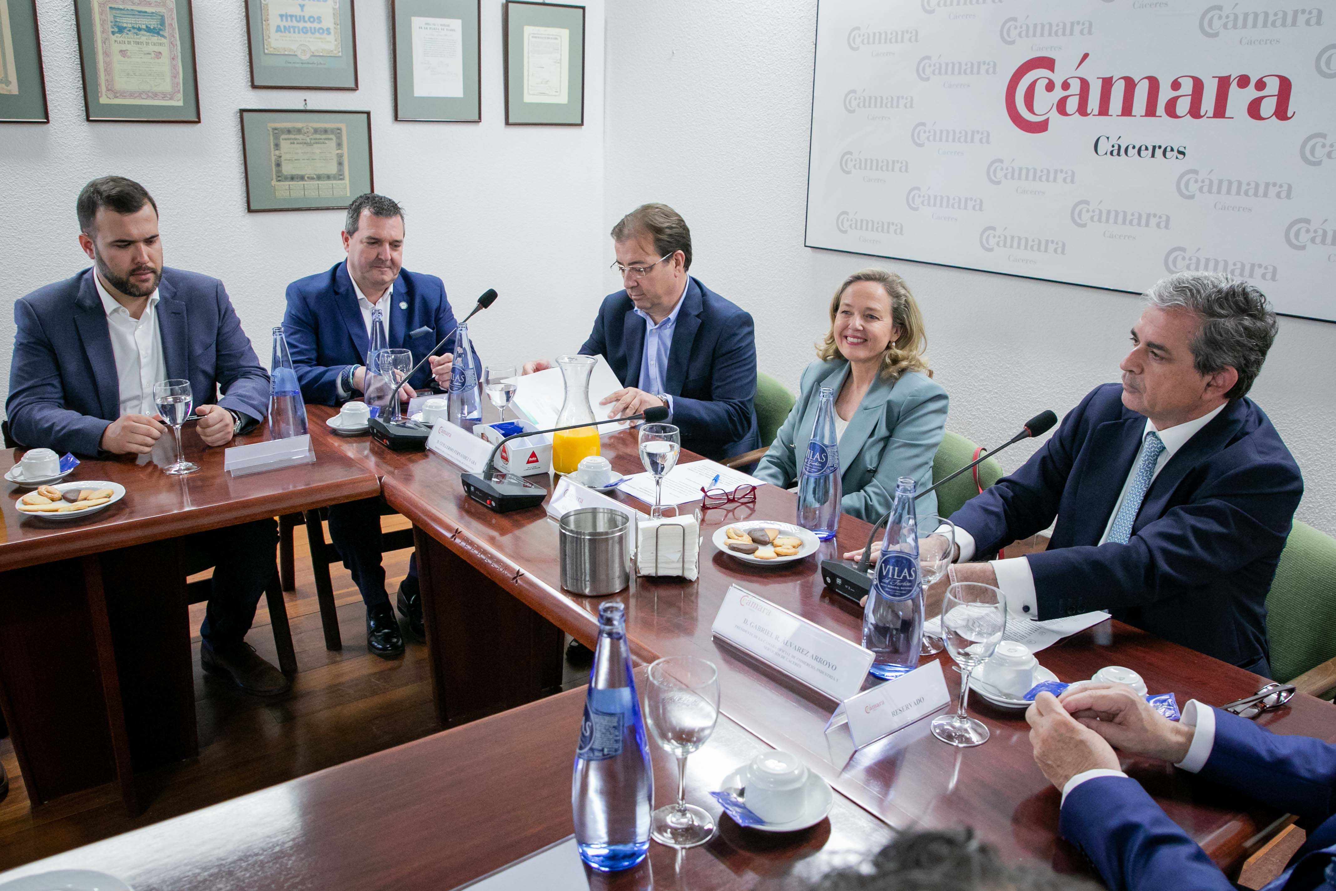 Fernández Vara y Nadiz Calviño en la Cámara de Comercio de Cáceres 1