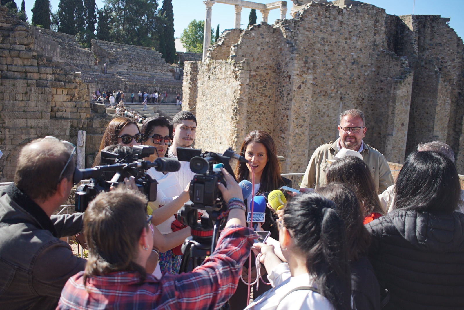 Foto de la consejera de Cultura atendiendo a los medios de comunicación