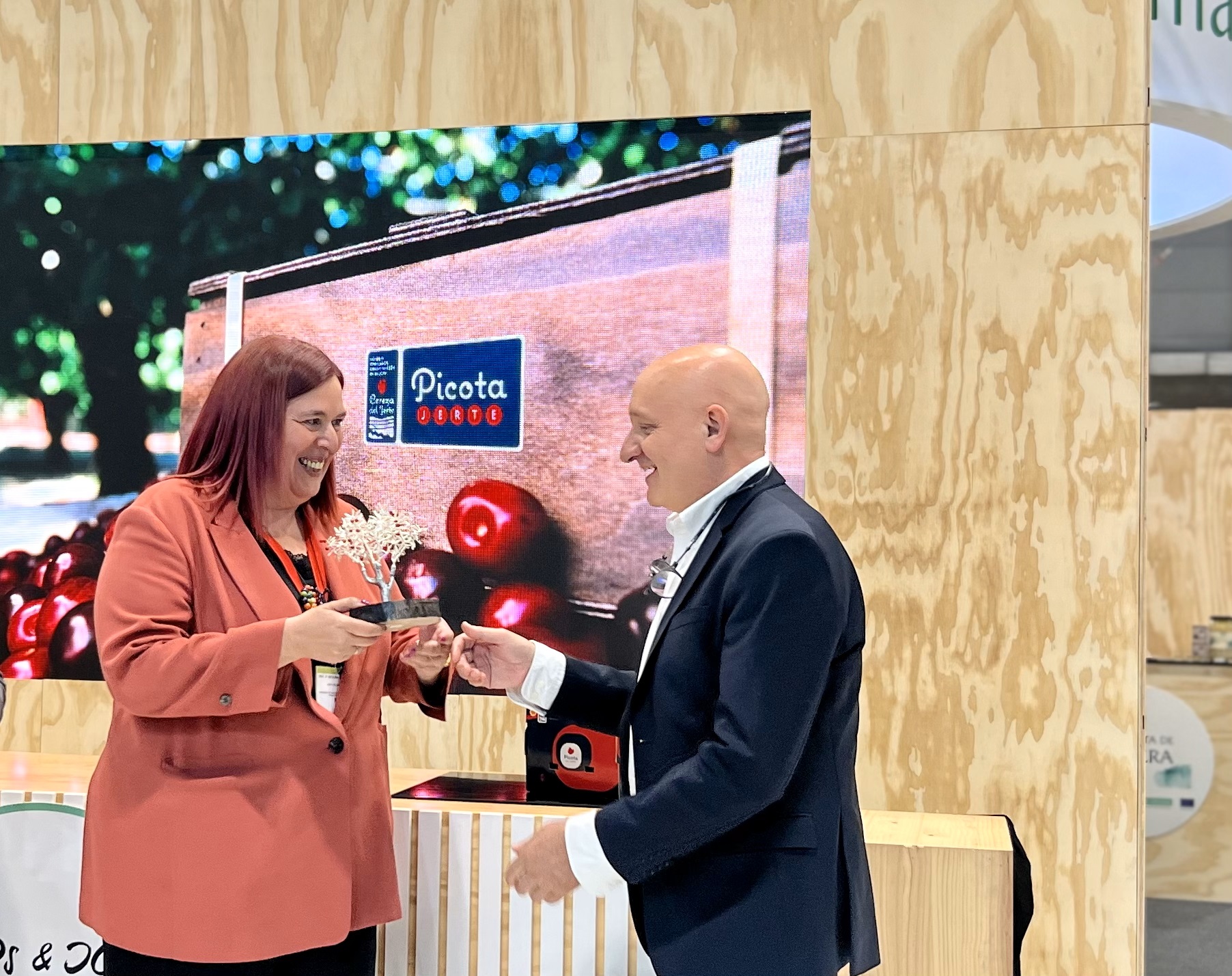 Foto de la consejera con el chef extremeño Toño Pérez durante la entrega del premio