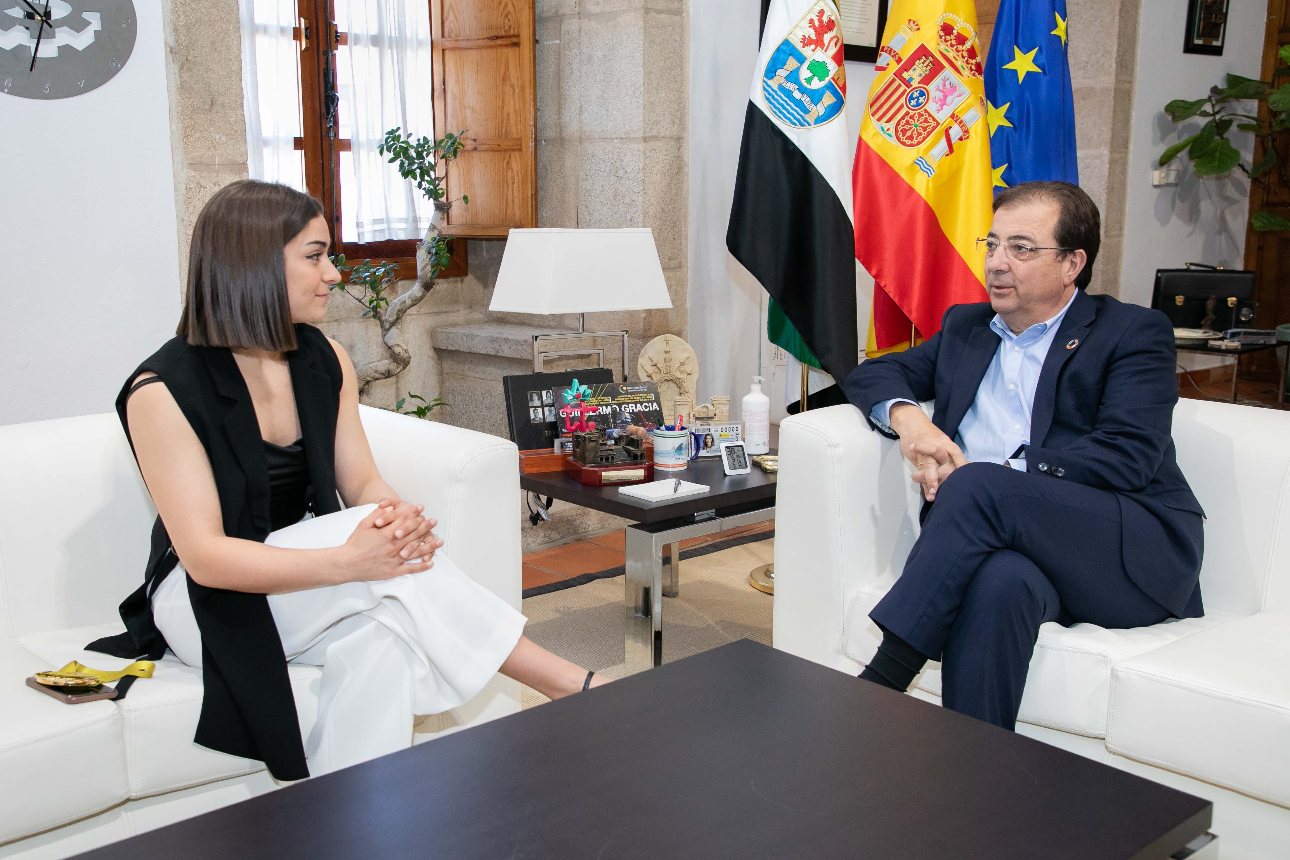 El presidente de la Junta y la campeona de Europa de Kárate, Paola García Lozano 1