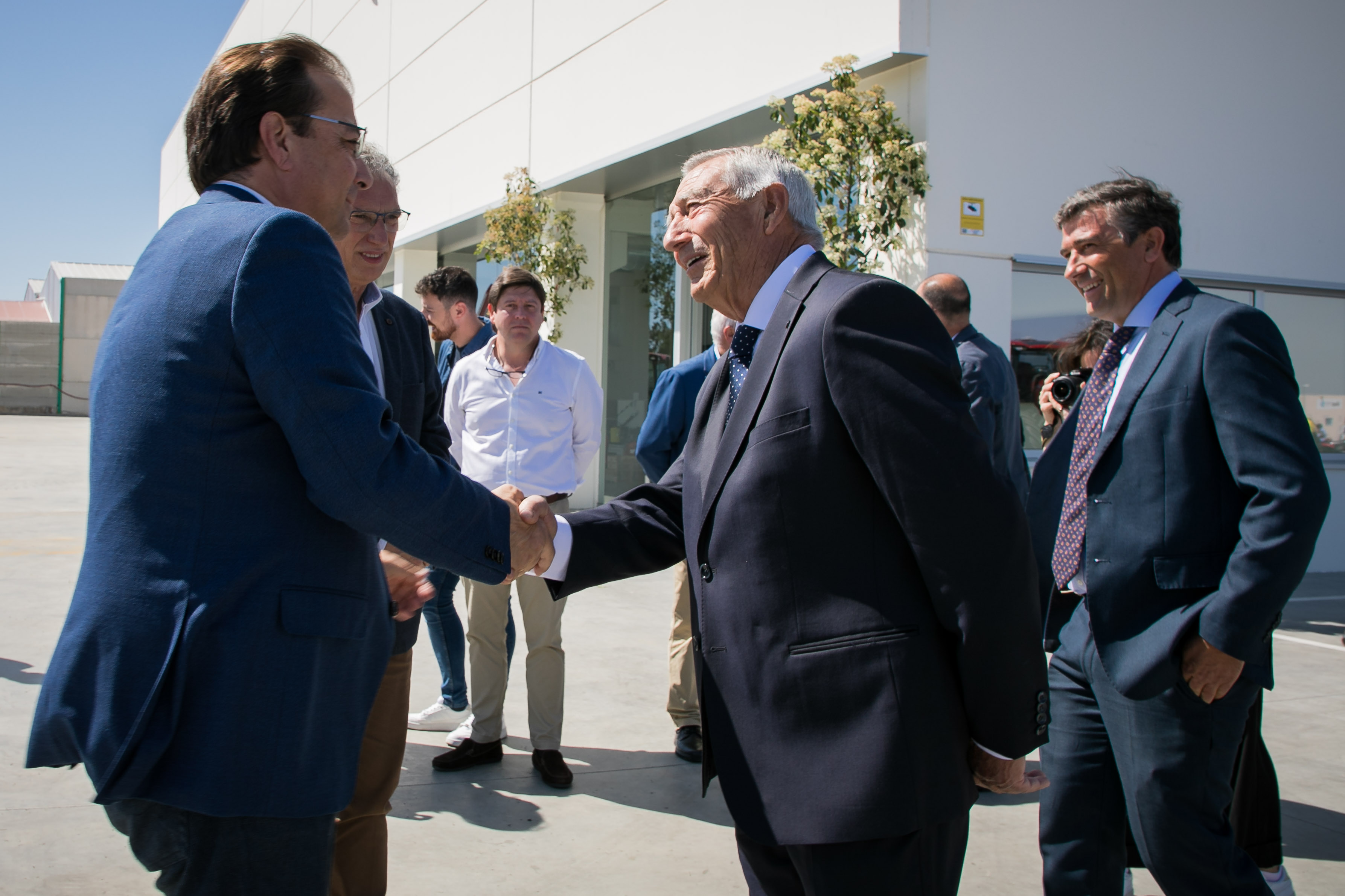 El presidente de la Junta en las instalaciones de NIARSA, en Don Benito 7