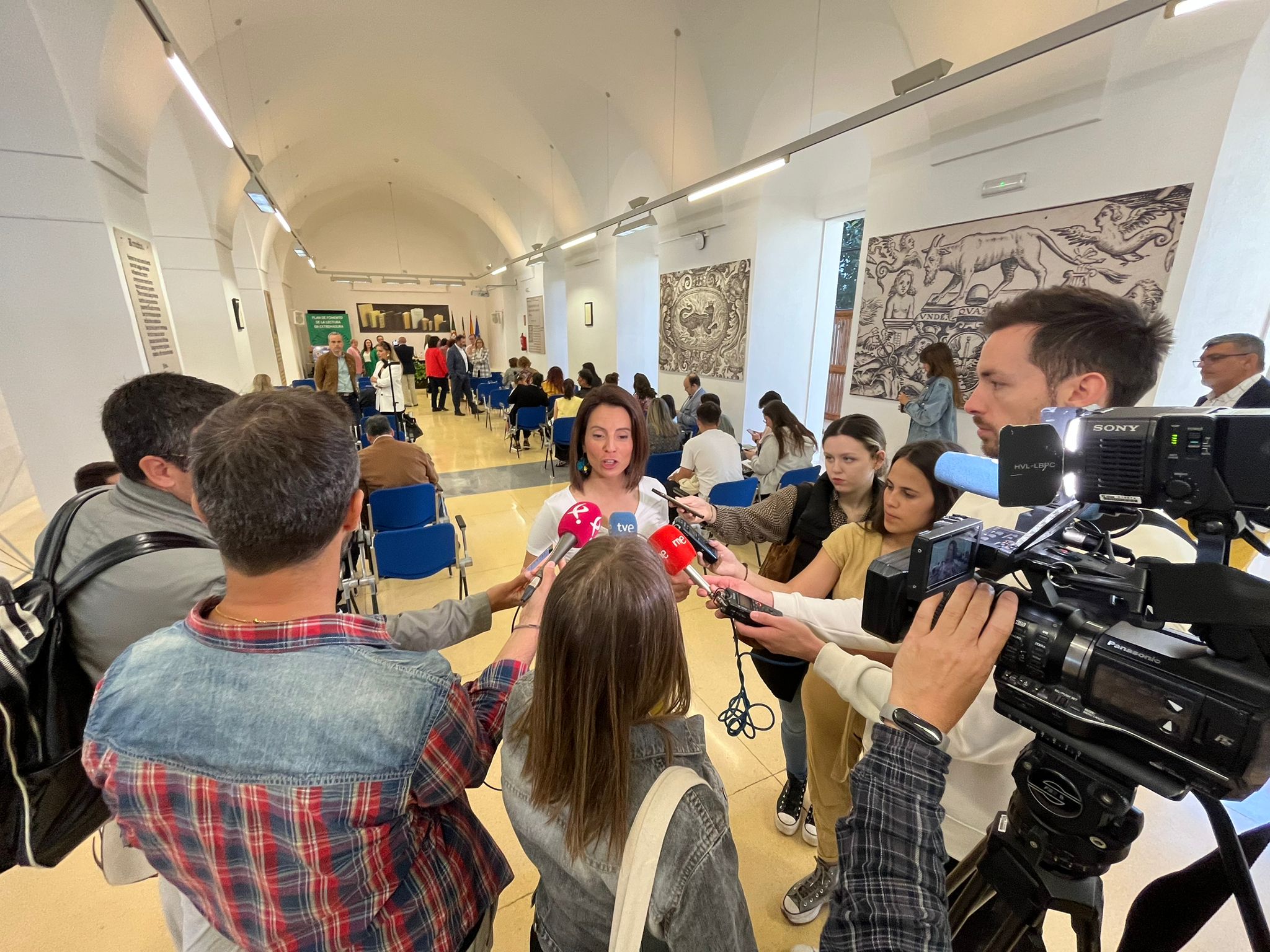 Foto de la consejera de Cultura, Turismo y Deportes atendiendo a los medios de comunicación