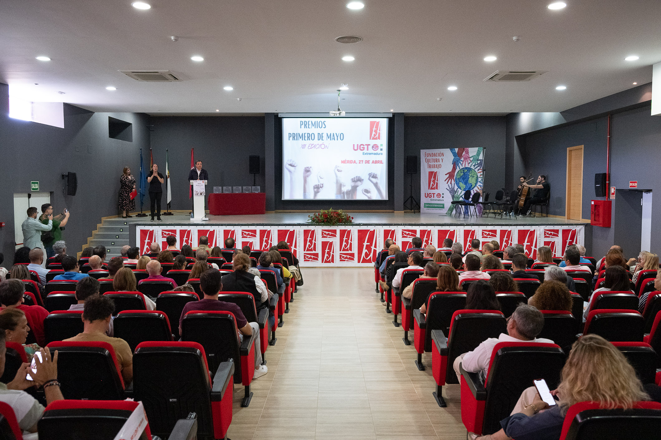 el presidente de la Junta durante el acto de entrega de premios de UGT 1