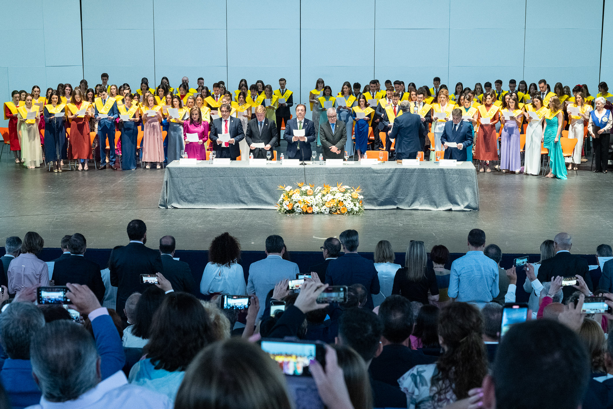 Fernández Vara en el acto de graduación de la XLV promoción del Grado en Medicina