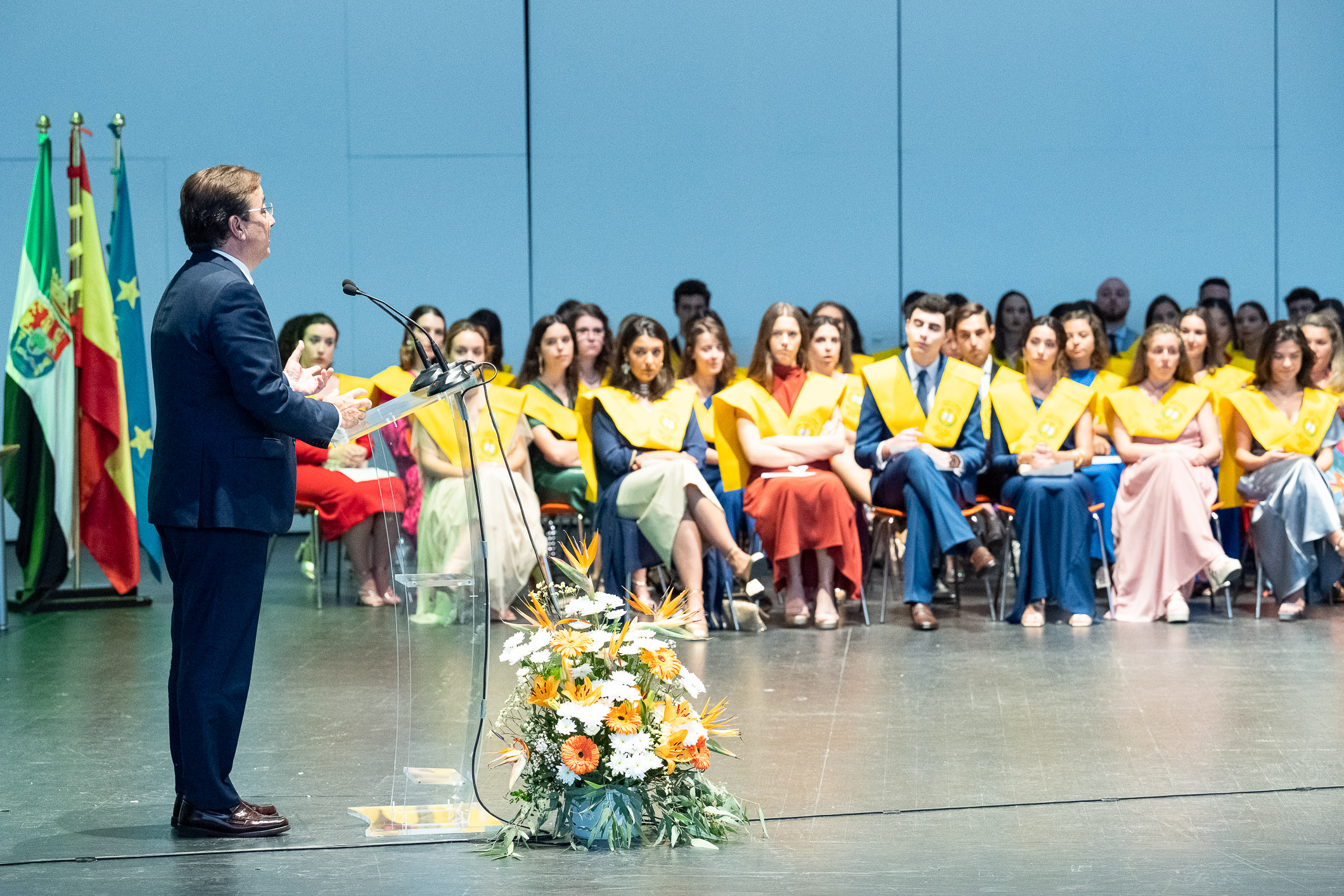 Fernández Vara en el acto de graduación de la XLV promoción del Grado en Medicina