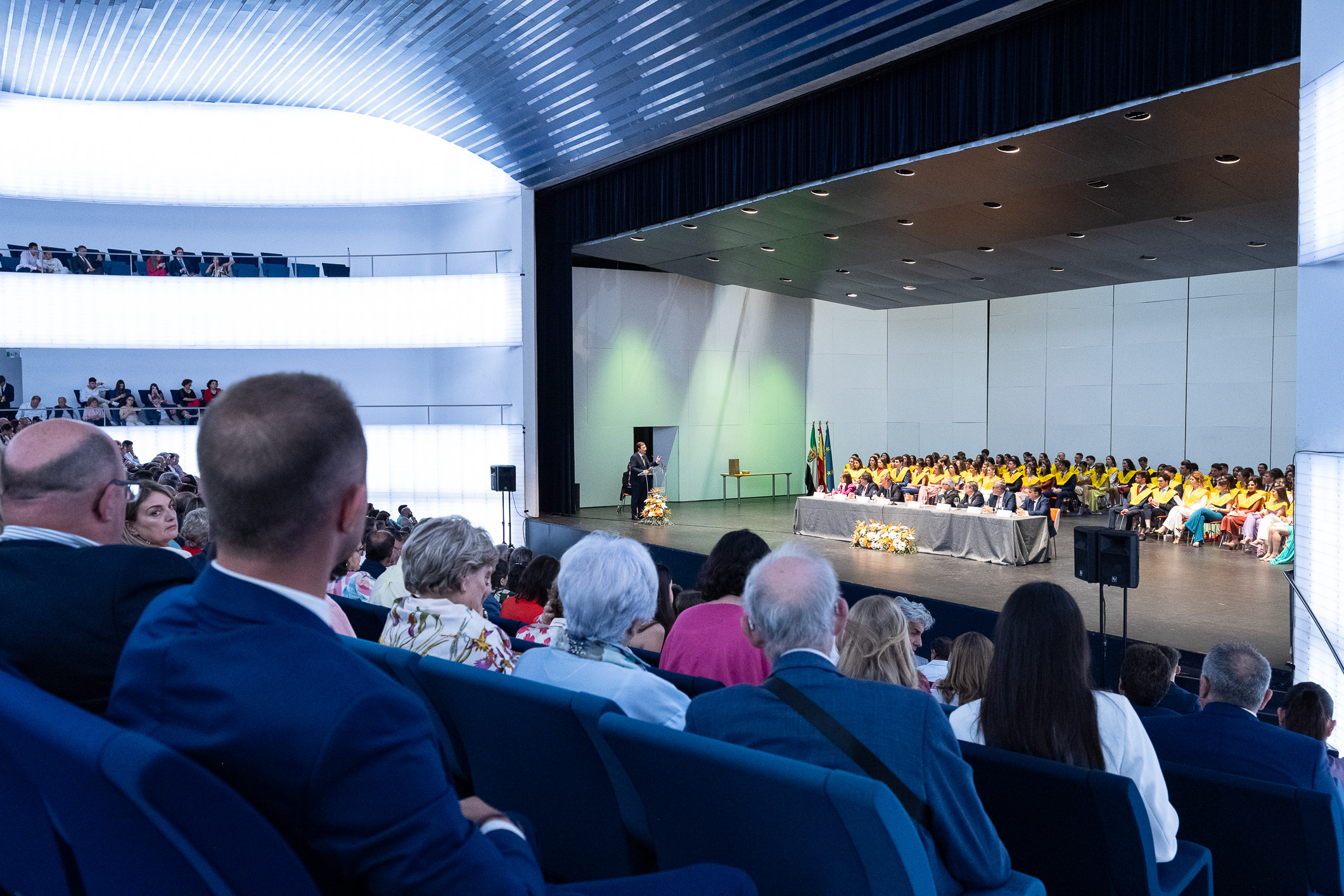 Fernández Vara en el acto de graduación de la XLV promoción del Grado en Medicina