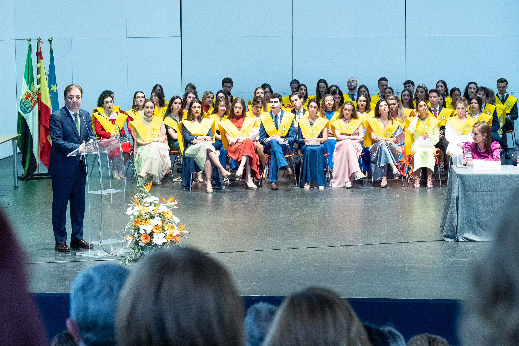 Fernández Vara en el acto de graduación de la XLV promoción del Grado en Medicina