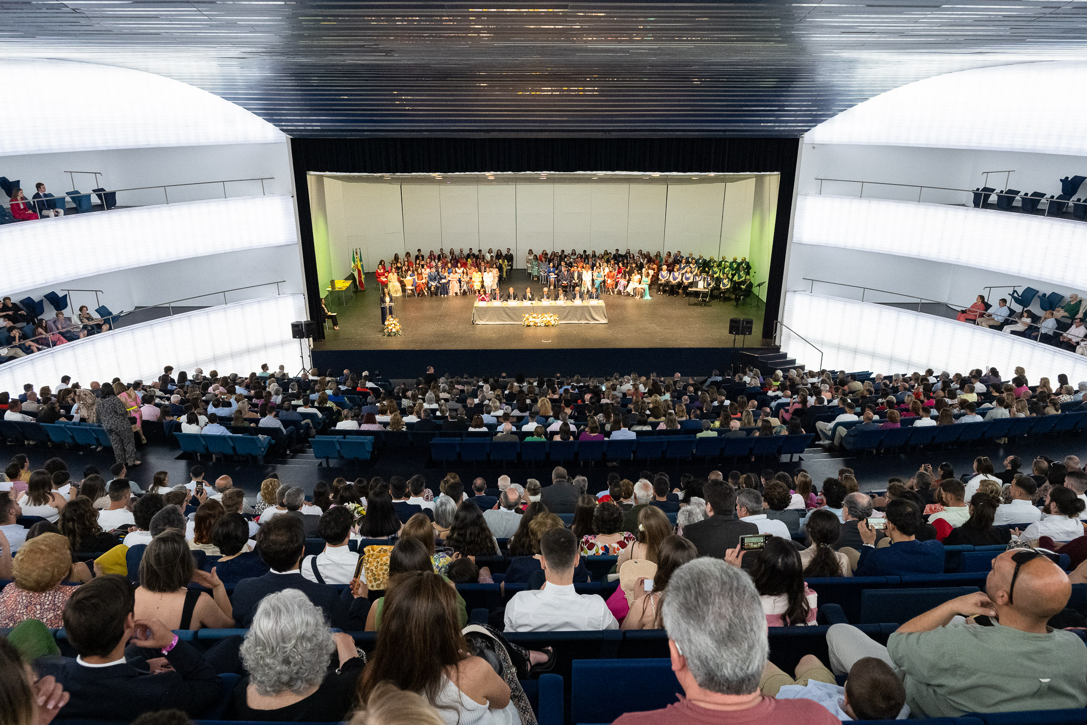 Fernández Vara en el acto de graduación de la XLV promoción del Grado en Medicina