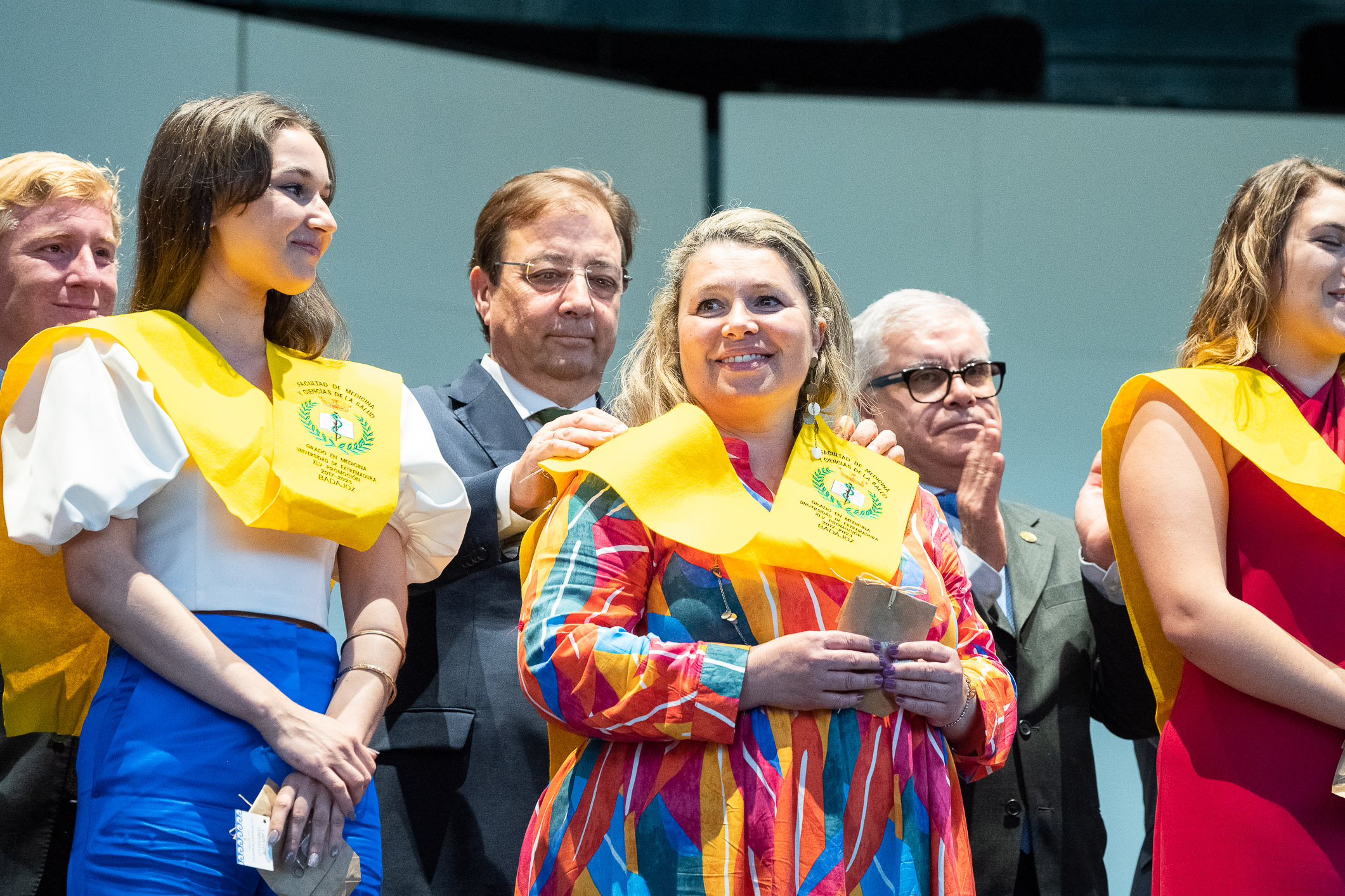 Fernández Vara en el acto de graduación de la XLV promoción del Grado en Medicina